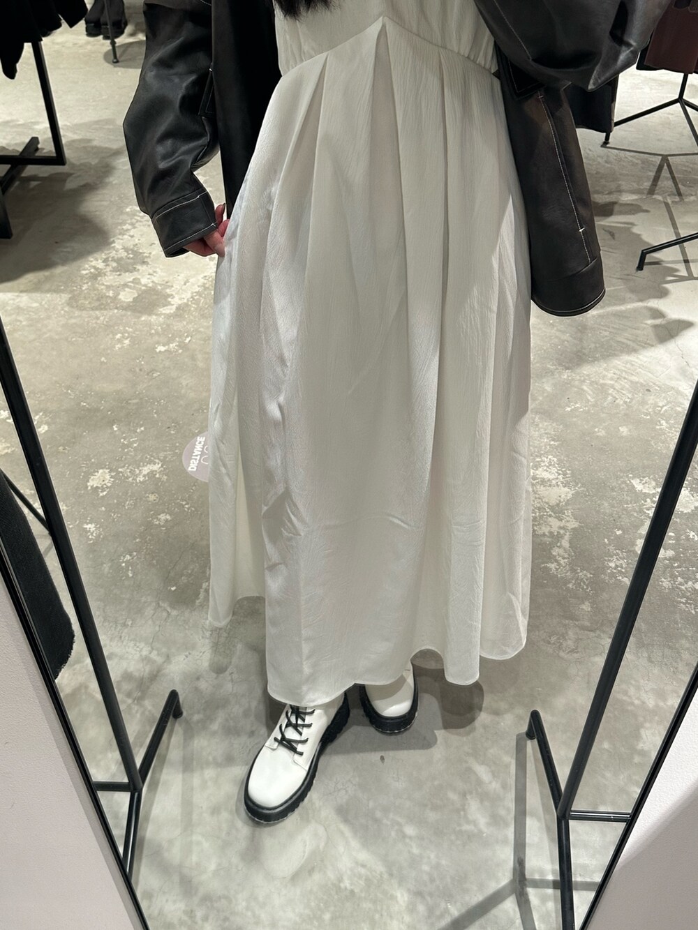 「MURUA、murua、ムルーア、春先、春先コーデ、春コーデ、ワンピース、デザインワンピース、白ワンピース、156センチコーデ、20代後半、きれいめ、きれいめファッション、大人コーデ、キレイめ」｜「MURUAのリムーブスリーブワンピース【2WAY】（ワンピース、ホワイト系）」を使った、飯村 美沙さん（レディース・156cm）の冬コーディネートの5枚目の写真