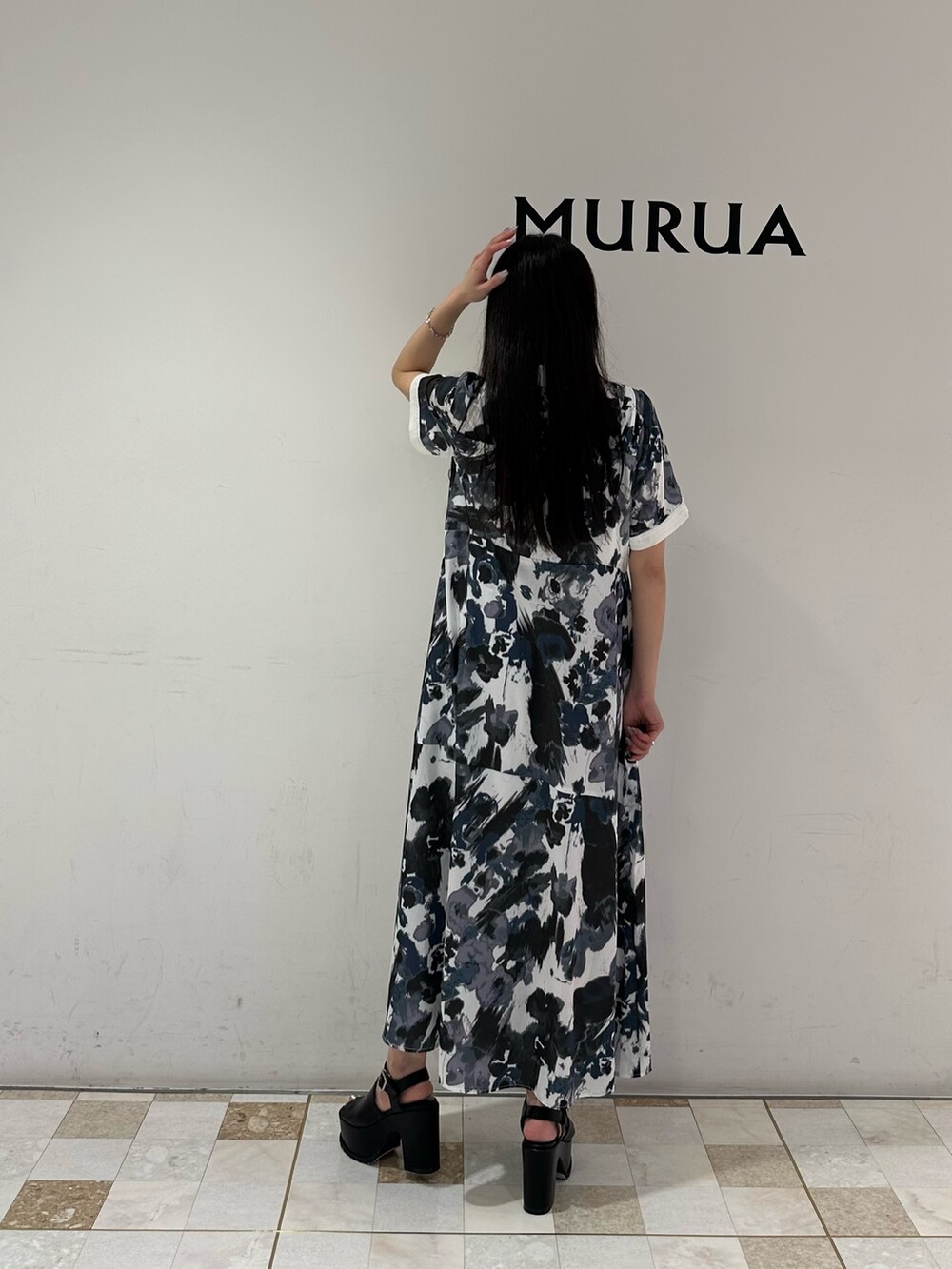 ホワイト系のワンピース、ブラック系のサンダルを着用したレディースの夏コーディネートの3枚目の写真