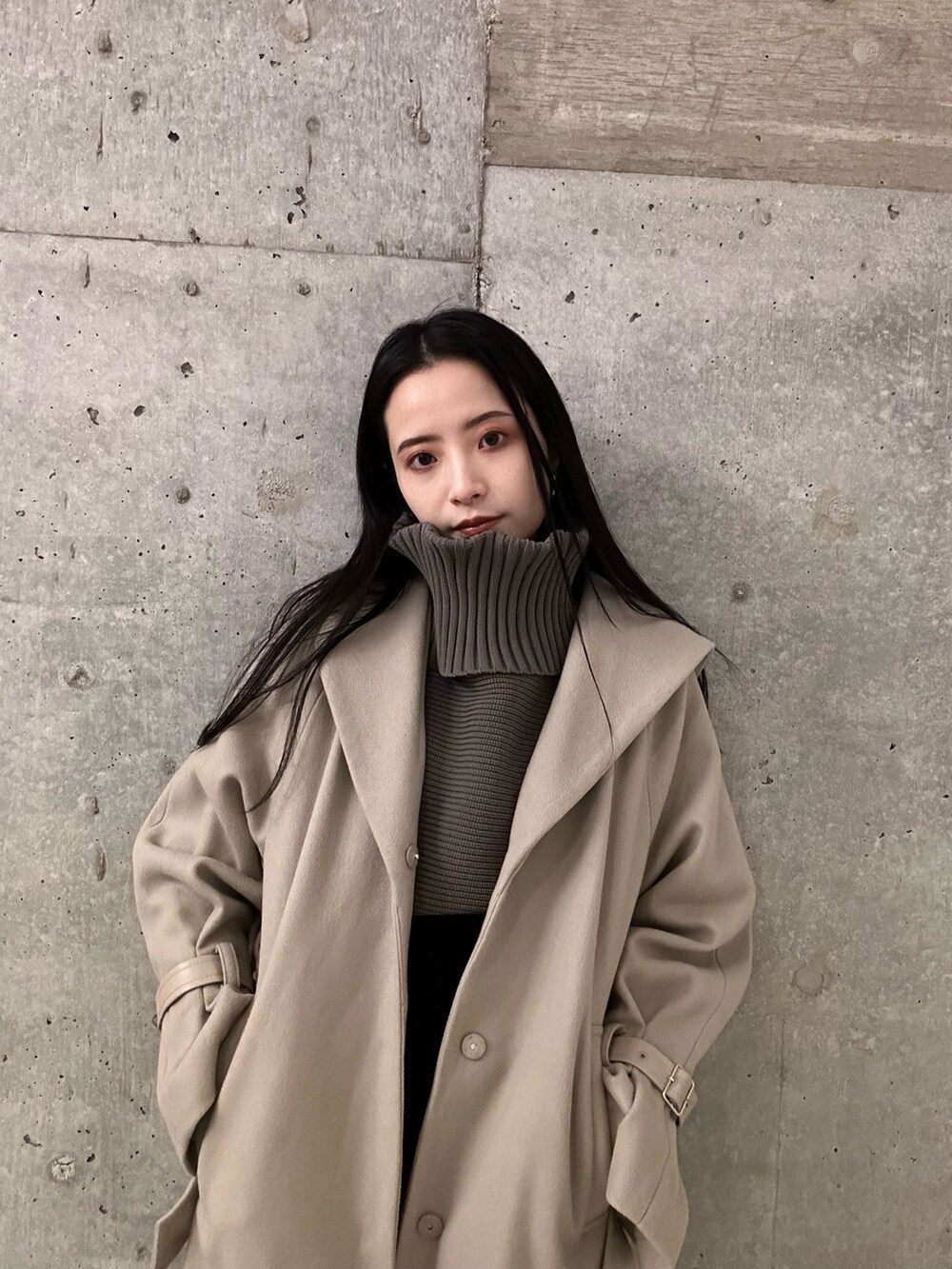 ホワイト系のその他アウター、ブラウン系のニット/セーター、ブラック系のスカートを着用したレディースの冬コーディネートの5枚目の写真