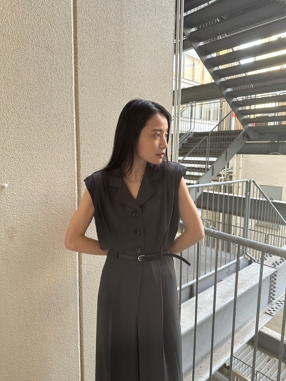 グレー系のワンピース、ホワイト系のサンダルを着用したレディースの春コーディネートの4枚目の写真