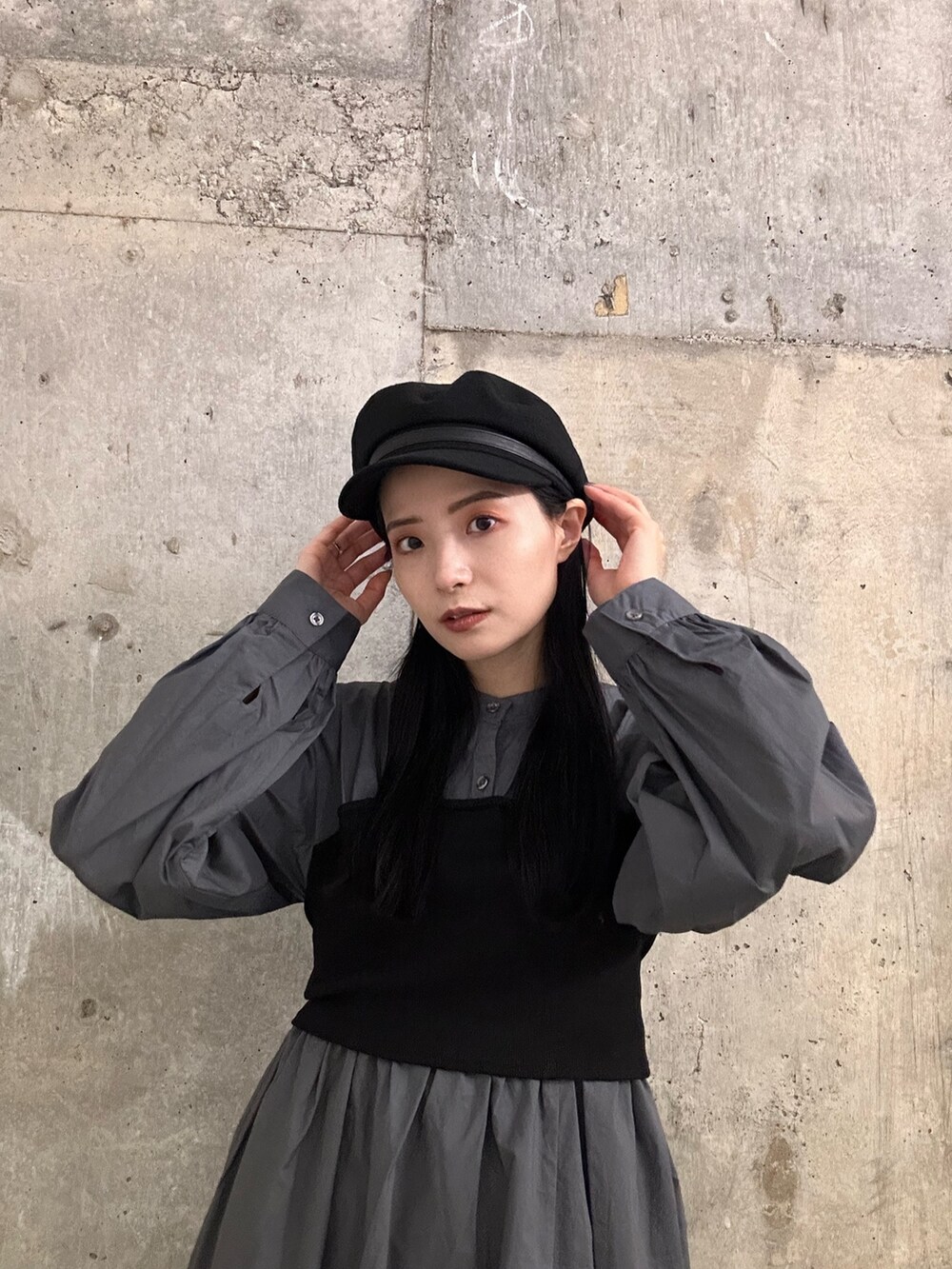 「ワンピース、ワンピースコーデ、シャツワンピ、秋冬コーデ、156センチコーデ、20代後半、ムルーア、murua」｜「MURUAのビスチェドッキングシャツワンピース（ワンピース、グレー系）」を使った、飯村 美沙さん（レディース・156cm）の秋コーディネートの7枚目の写真