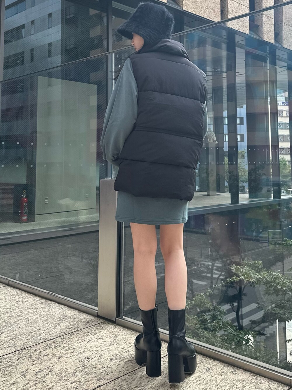 「ムルーア、MURUA、murua、156センチコーデ、20代後半、ダウンベスト、ミニワンピ、秋冬コーデ」｜「MURUAの中綿ルーズベスト（ダウンベスト、ブラック系）」を使った、飯村 美沙さん（レディース・156cm）の秋コーディネートの2枚目の写真