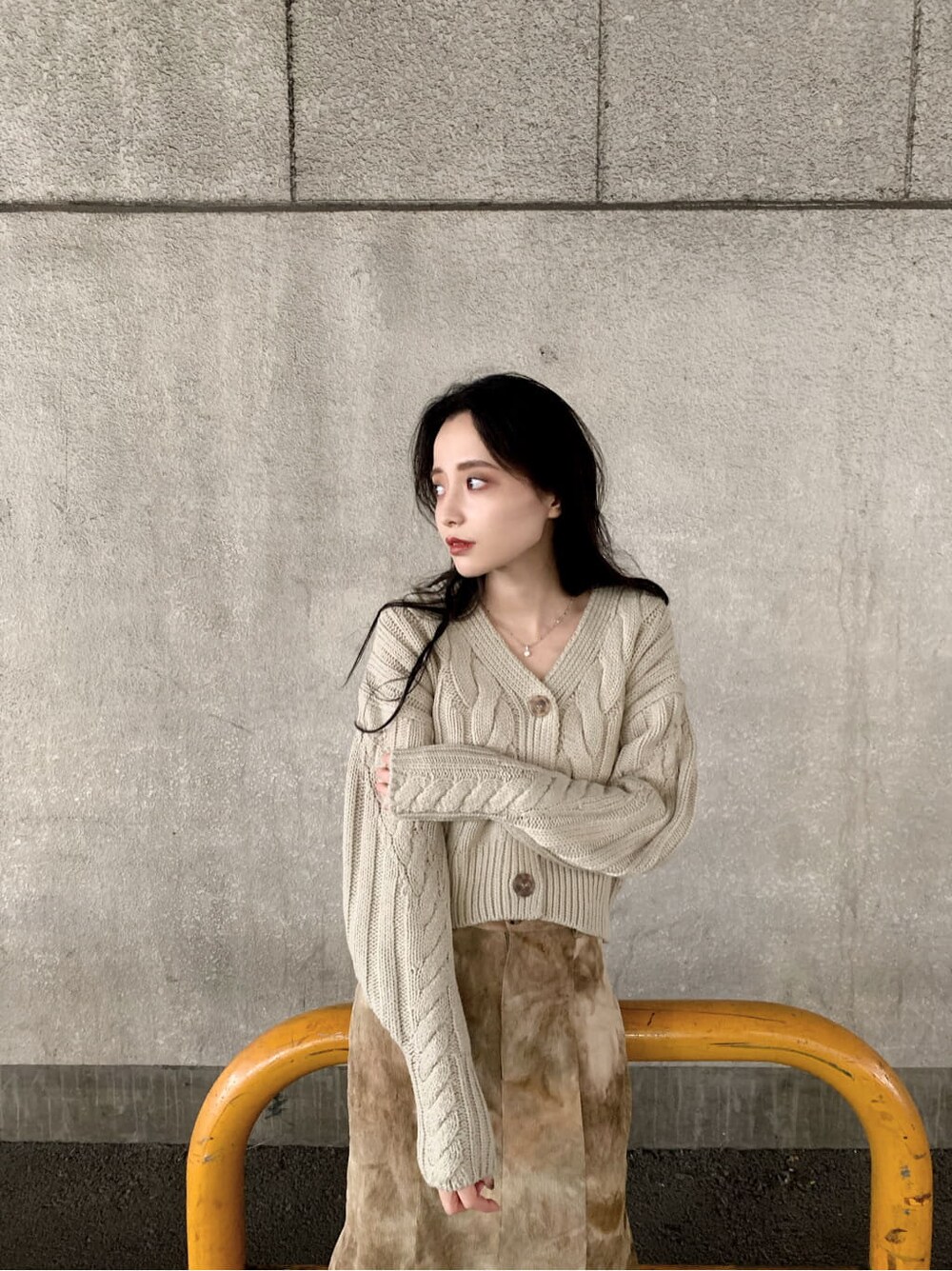 ブラウン系のブーツ、その他のスカート、ホワイト系のカーディガン/ボレロを着用したレディースの秋コーディネートの2枚目の写真