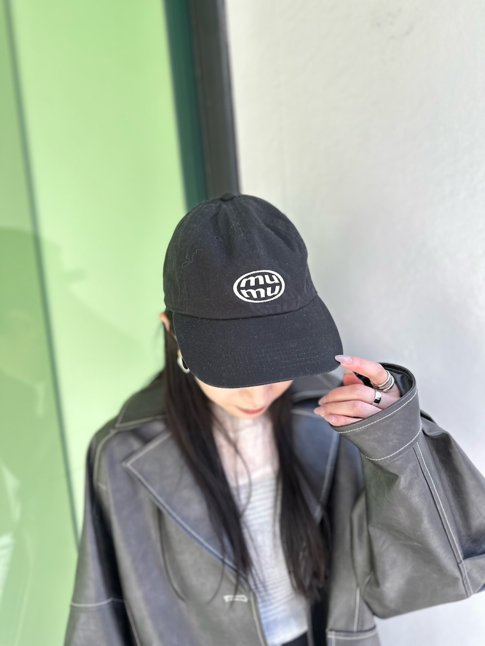 グレー系のブルゾン、ブラック系のスカート、ブラック系のブーツを着用したレディースの冬コーディネートの6枚目の写真