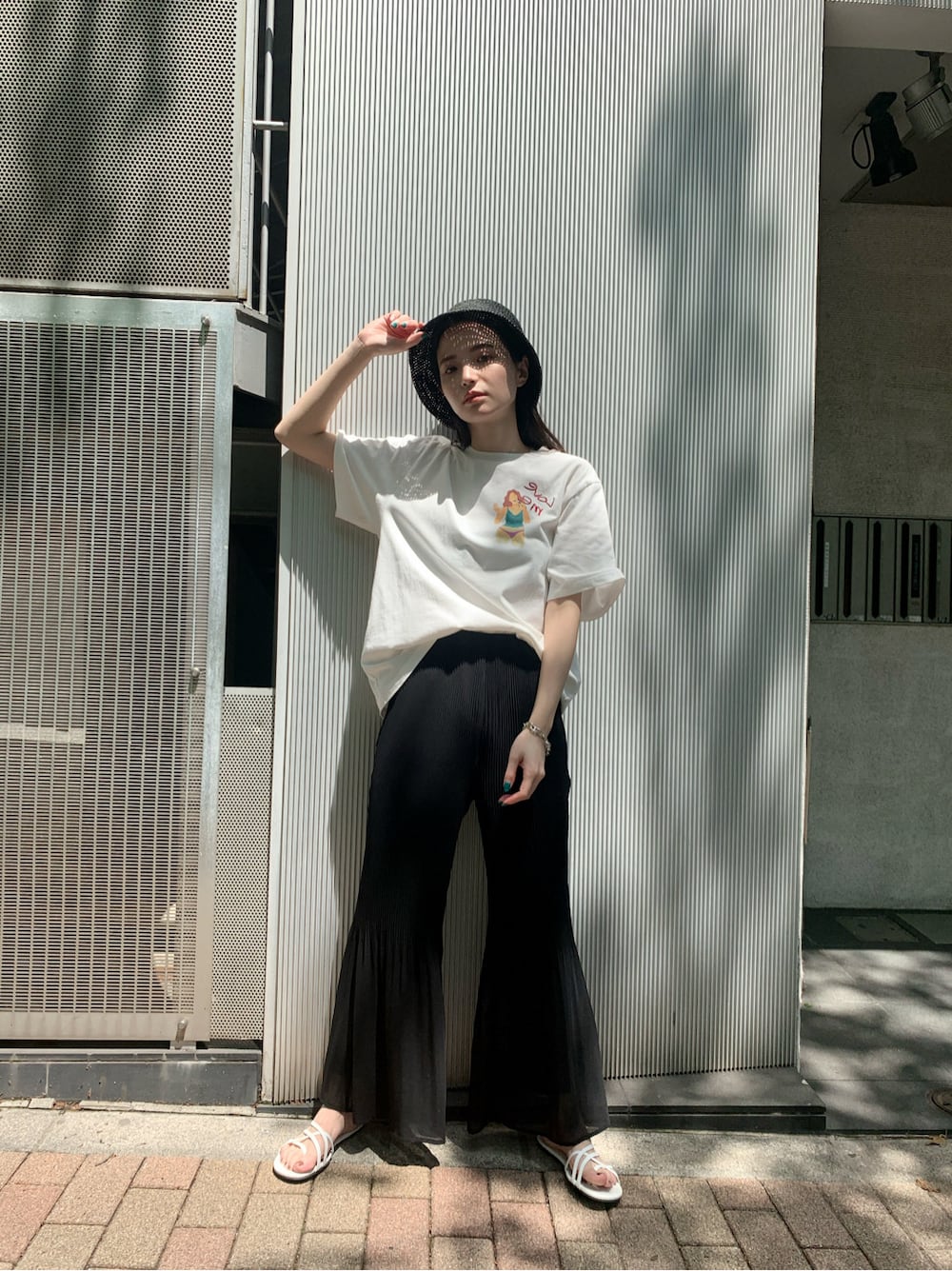 ホワイト系のサンダル、ブラック系のその他パンツ、ホワイト系のTシャツ/カットソーを着用したレディースの春コーディネートの2枚目の写真