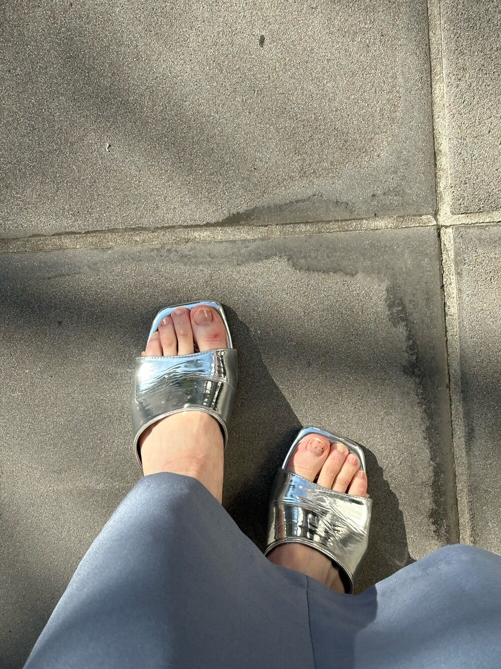 ブルー系のスカート、ブルー系のシャツ/ブラウス、ブルー系のテーラードジャケットを着用したレディースの冬コーディネートの7枚目の写真