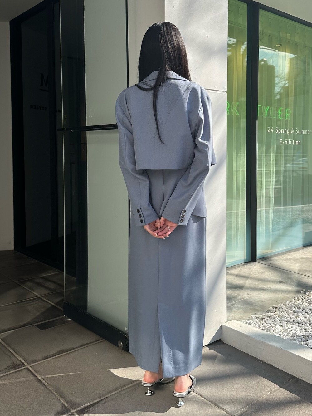 ブルー系のスカート、ブルー系のシャツ/ブラウス、ブルー系のテーラードジャケットを着用したレディースの冬コーディネートの2枚目の写真