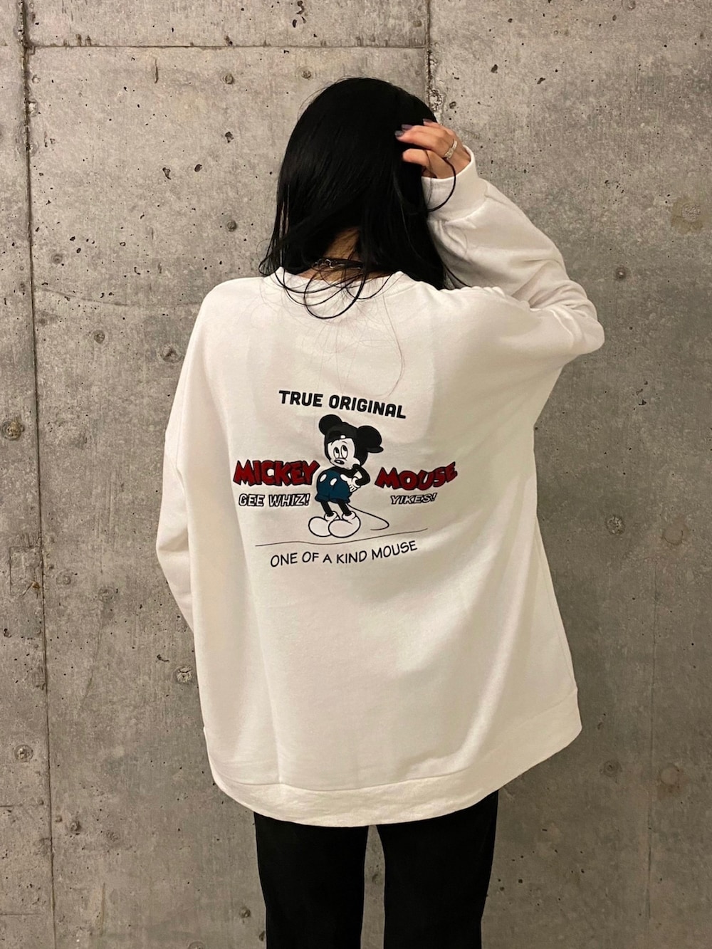 ホワイト系のスウェット、ブラック系のその他パンツ、ブラック系のブーツを着用したレディースの秋コーディネートの5枚目の写真