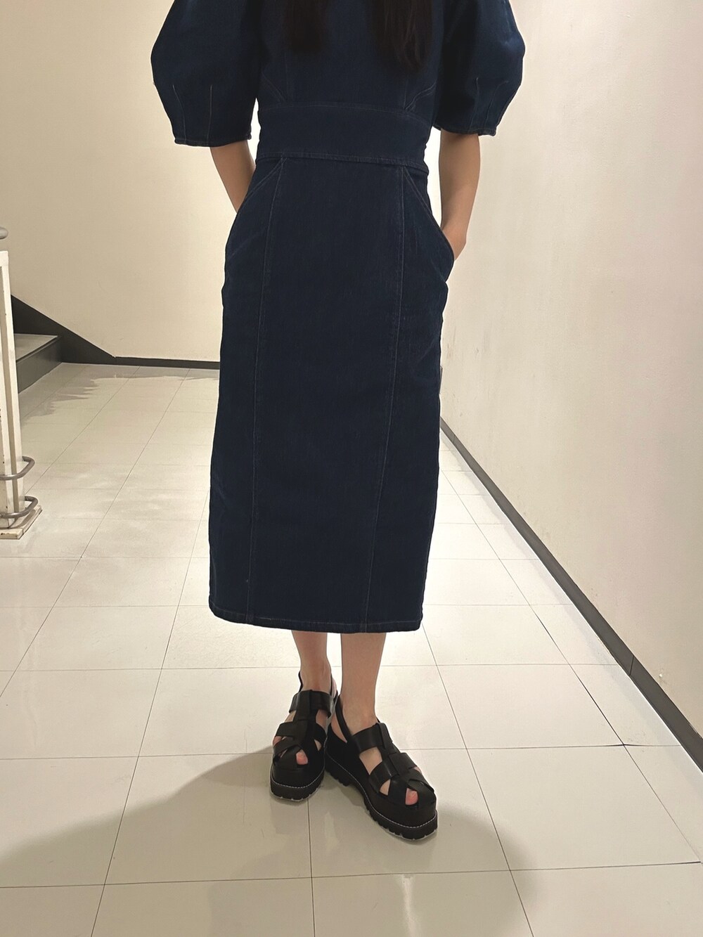 ブルー系のワンピース、ブラック系のサンダル、グリーン系のキャップを着用したレディースの春コーディネートの7枚目の写真