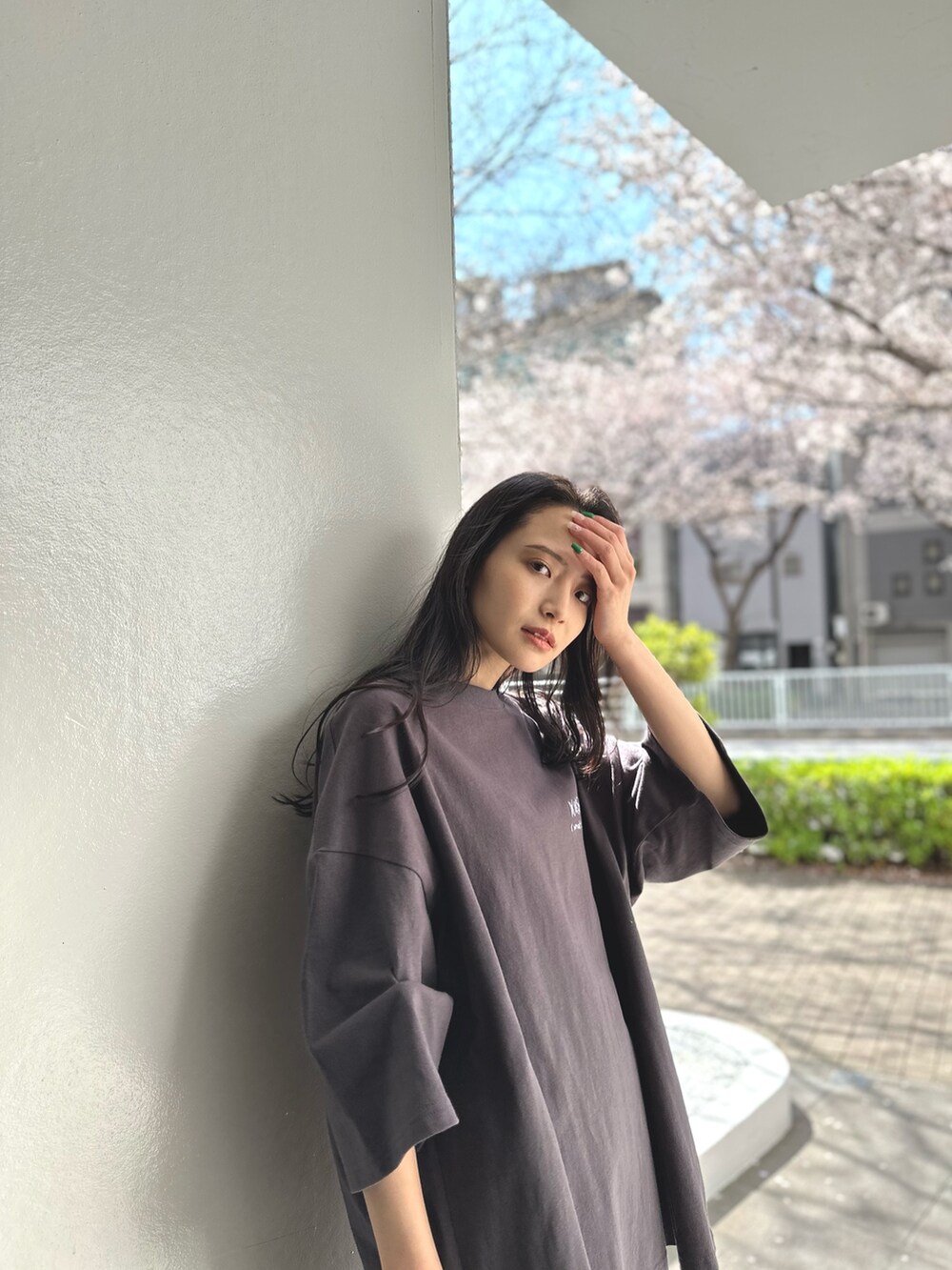 グレー系のTシャツ/カットソー、ブラック系のサンダルを着用したレディースの春コーディネートの3枚目の写真