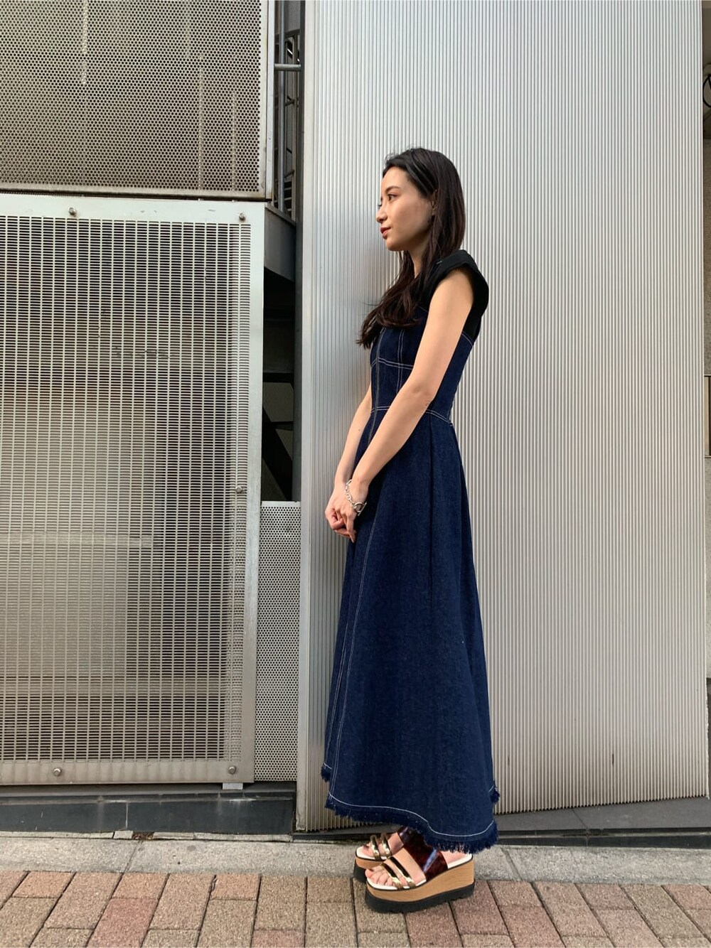 その他のサンダル、ブルー系のワンピース、ブラック系のニット/セーターを着用したレディースの夏コーディネートの3枚目の写真