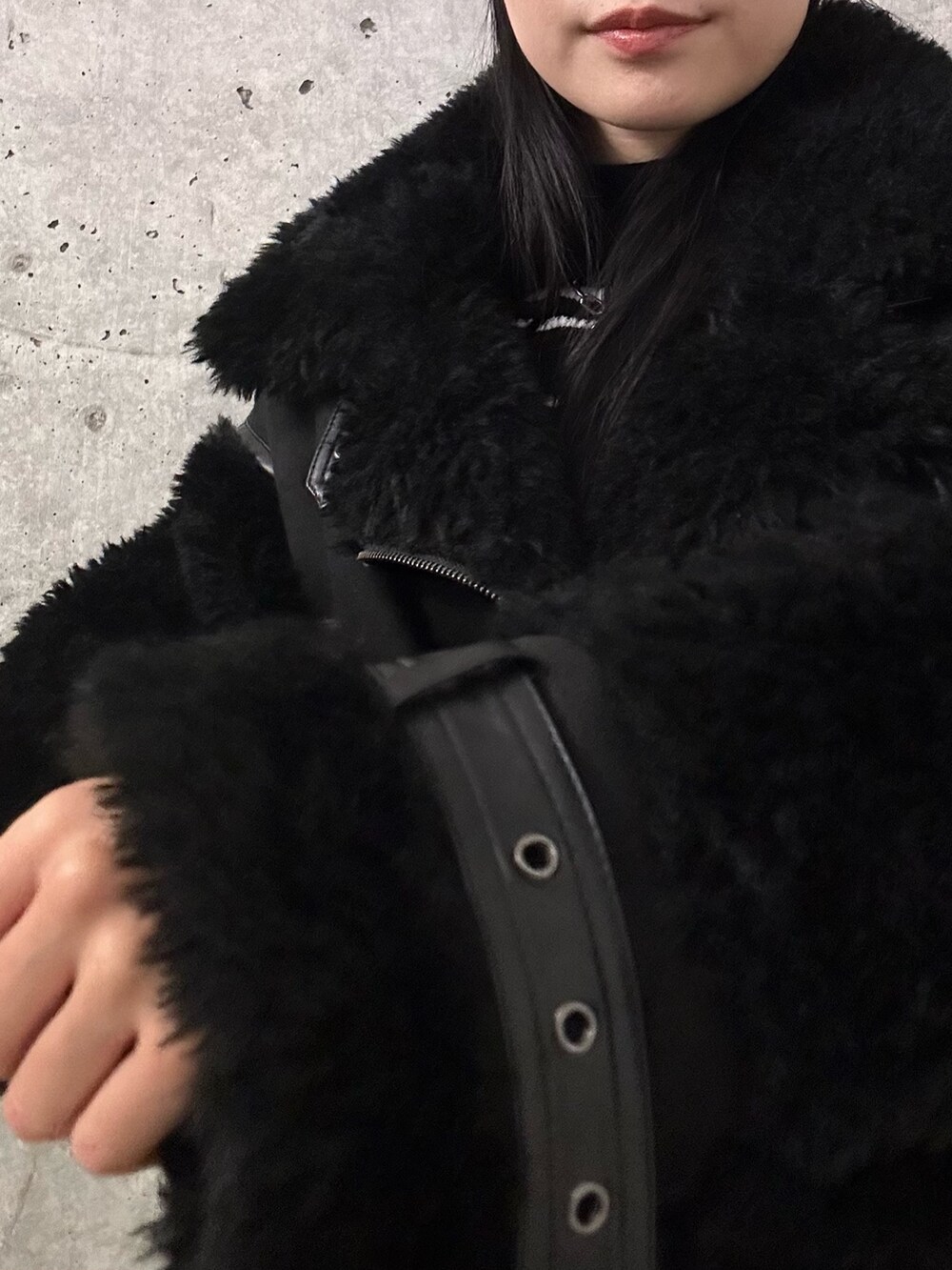 ブラック系のムートンコート、その他のニット/セーター、ブラック系のデニムパンツを着用したレディースの秋コーディネートの5枚目の写真