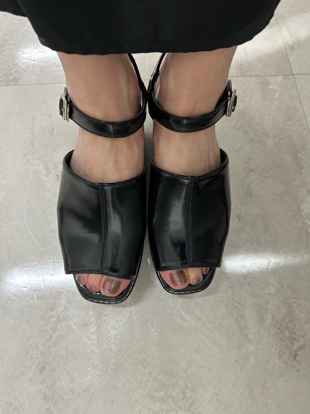 ブルー系のシャツ/ブラウス、ブラック系のスカート、ブラック系のTシャツ/カットソーを着用したレディースの夏コーディネートの7枚目の写真