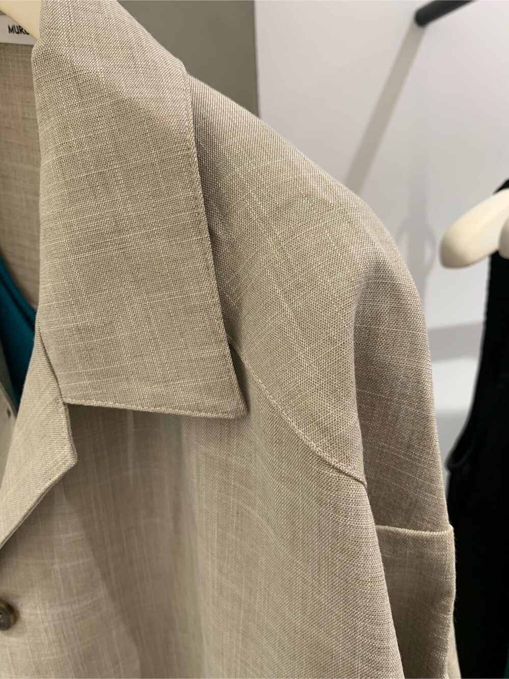 その他のサンダル、ブルー系のショルダーバッグ、ベージュ系のシャツ/ブラウスを着用したレディースの夏コーディネートの3枚目の写真