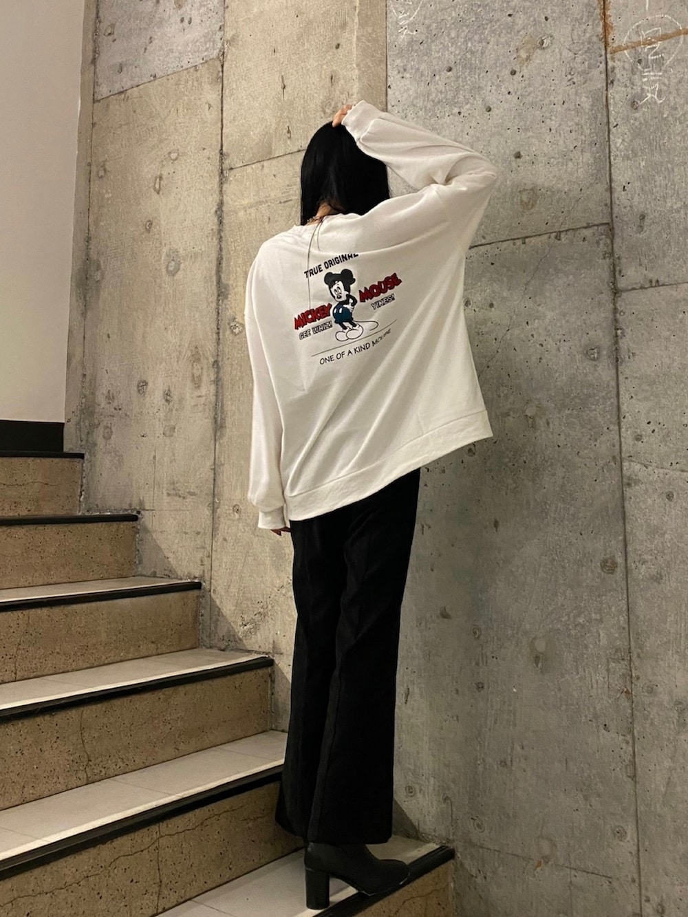 ホワイト系のスウェット、ブラック系のその他パンツ、ブラック系のブーツを着用したレディースの秋コーディネートの3枚目の写真