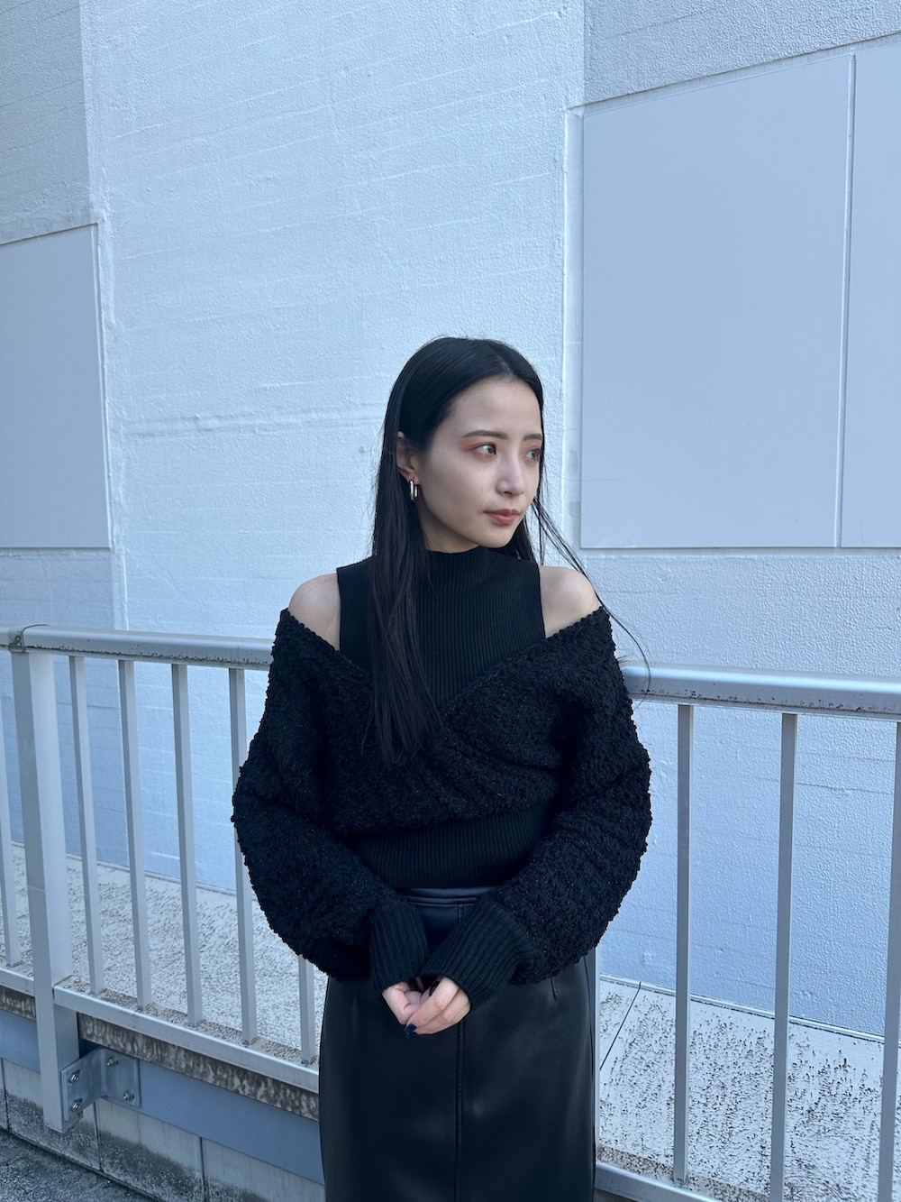 ブラック系のニット/セーター、ブラック系のスカートを着用したレディースの秋コーディネートの8枚目の写真