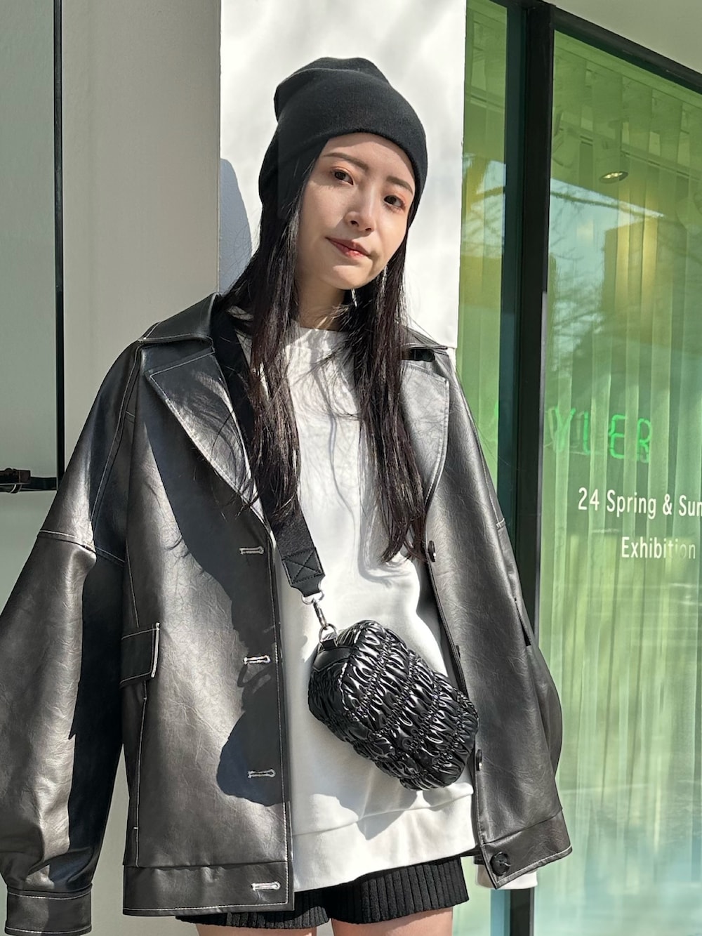 グレー系のブルゾン、ブラック系のブーツ、ブラック系のソックス/靴下を着用したレディースの冬コーディネートの8枚目の写真