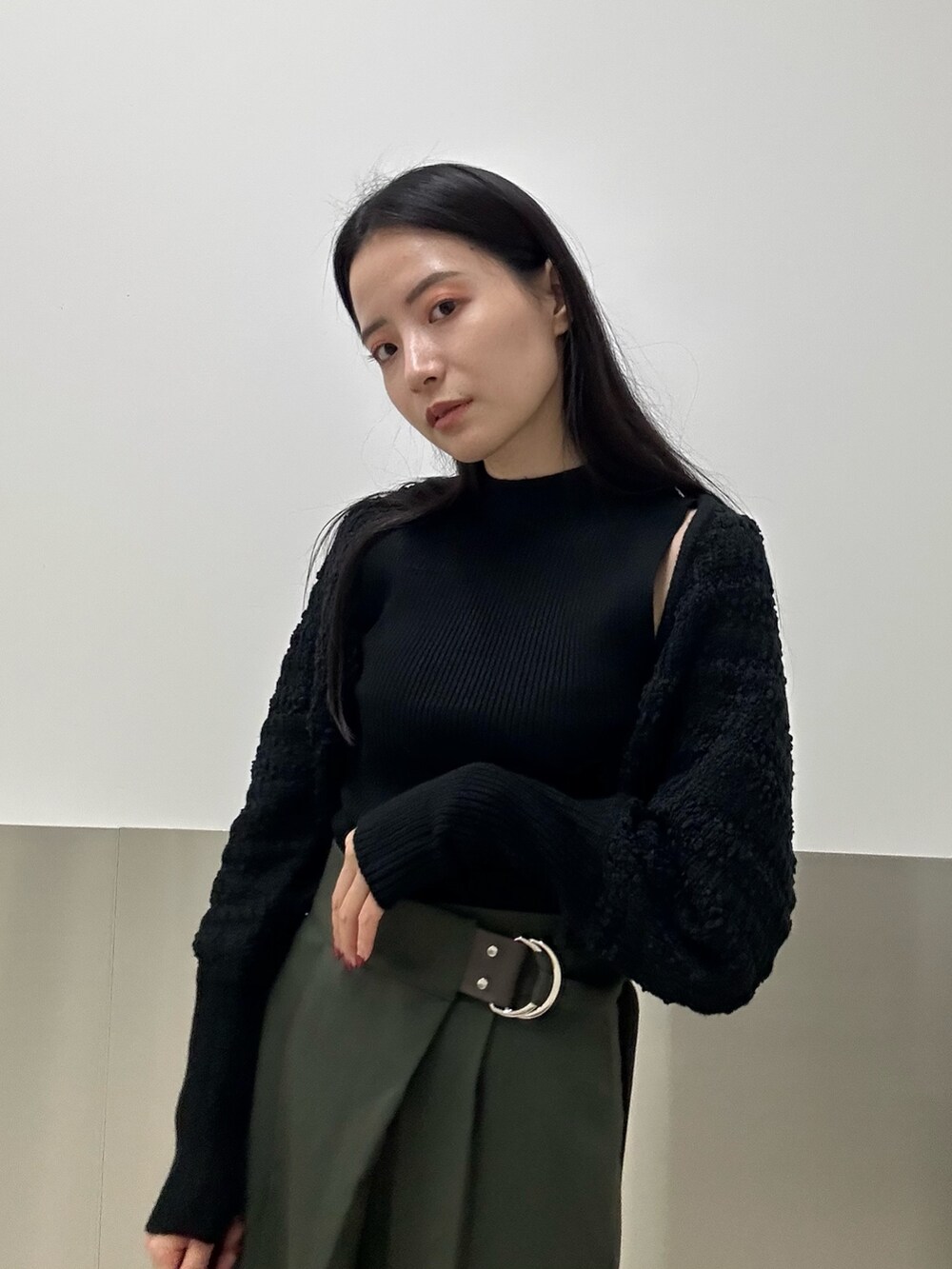 「MURUA、ムルーア、秋冬、秋冬コーデ、モードカジュアル、156cmコーデ、20代後半、カーディガンコーデ」｜「MURUAのアシメベルテッドワイドパンツ（スラックス、グリーン系）」を使った、飯村 美沙さん（レディース・156cm）の秋コーディネートの5枚目の写真