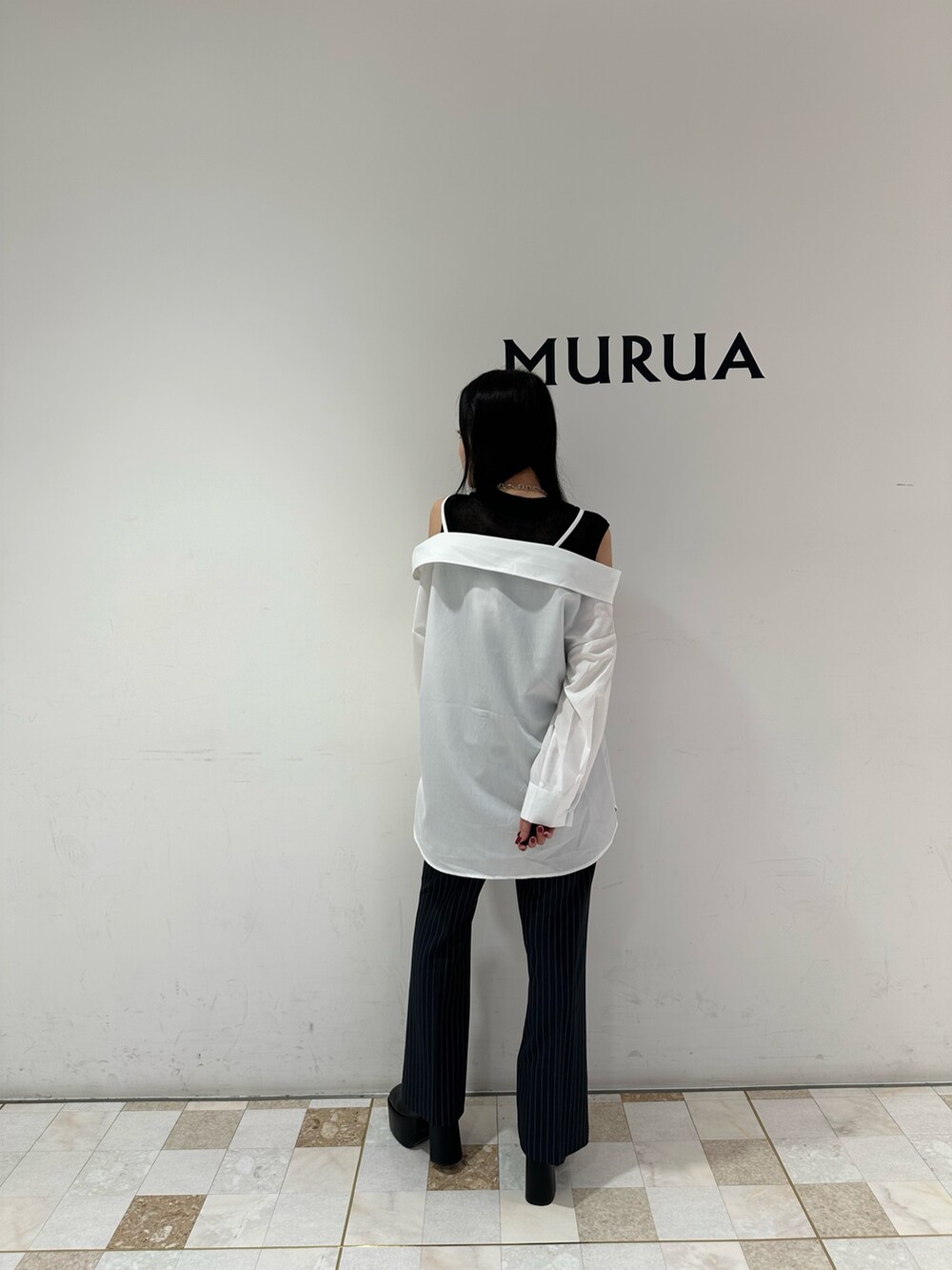 ホワイト系のシャツ/ブラウス、その他のその他パンツ、ブラック系のブーツを着用したレディースの夏コーディネートの4枚目の写真