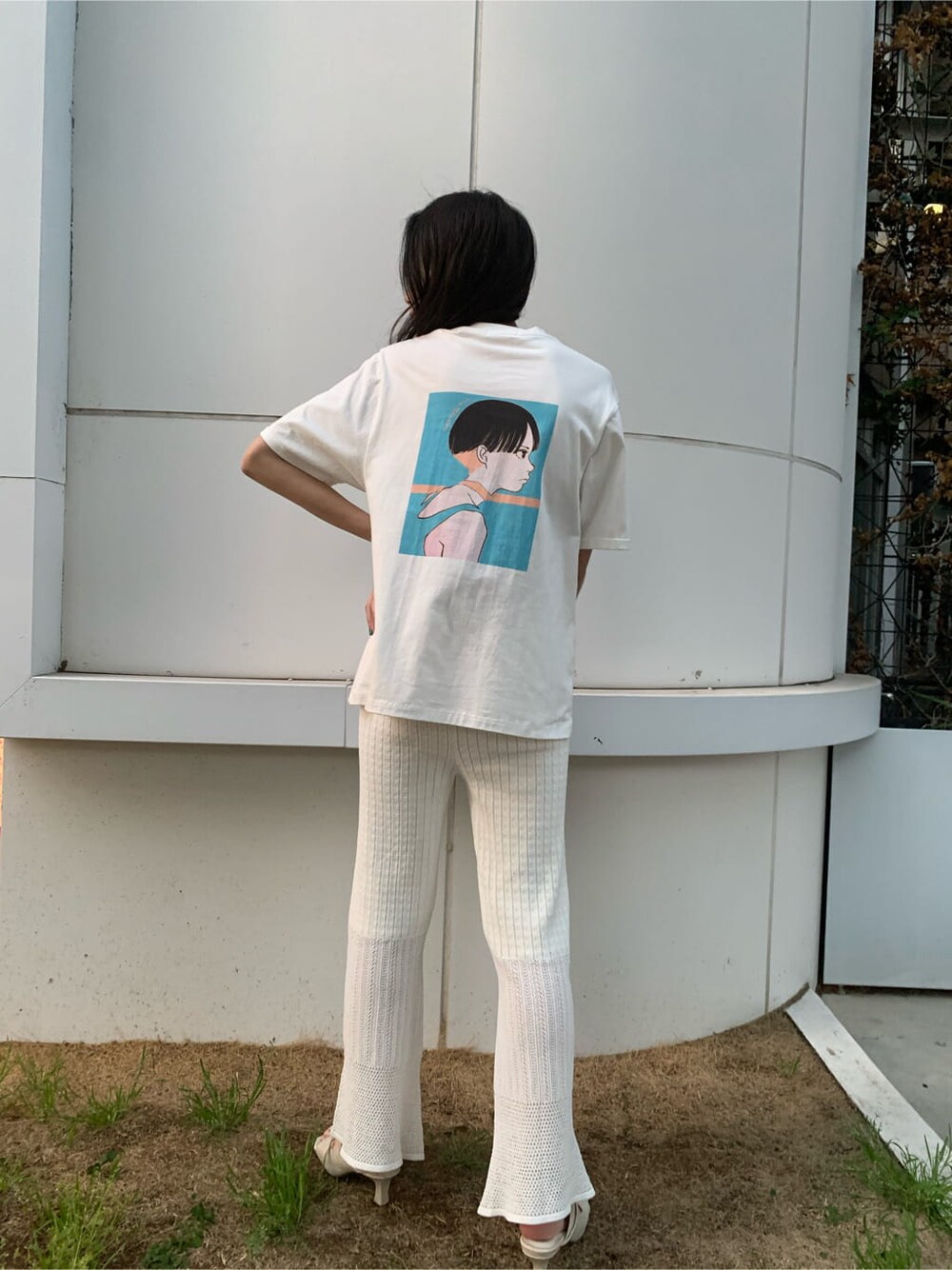 ホワイト系のサンダル、ホワイト系のTシャツ/カットソー、ホワイト系のスウェットパンツを着用したレディースの夏コーディネートの3枚目の写真