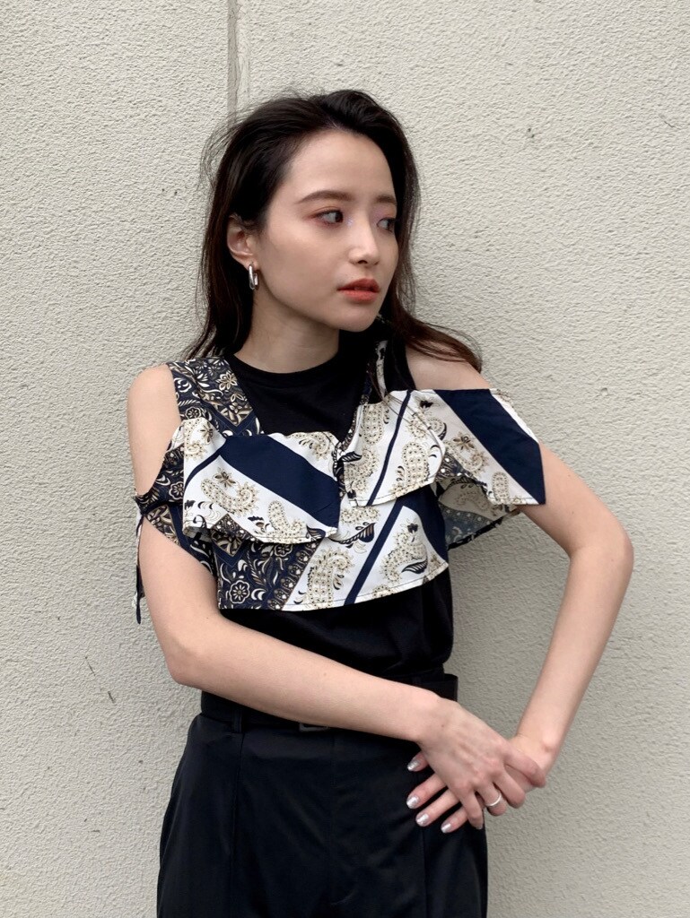 ブラック系のスラックス、ブラック系のサンダル、ブラック系のTシャツ/カットソーを着用したレディースの春コーディネートの2枚目の写真