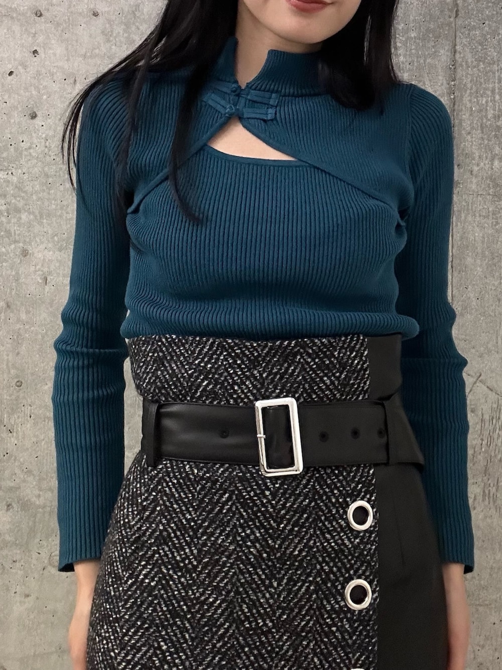 ブラック系のスカート、ブルー系のニット/セーター、ブラック系のブーツを着用したレディースの秋コーディネートの5枚目の写真