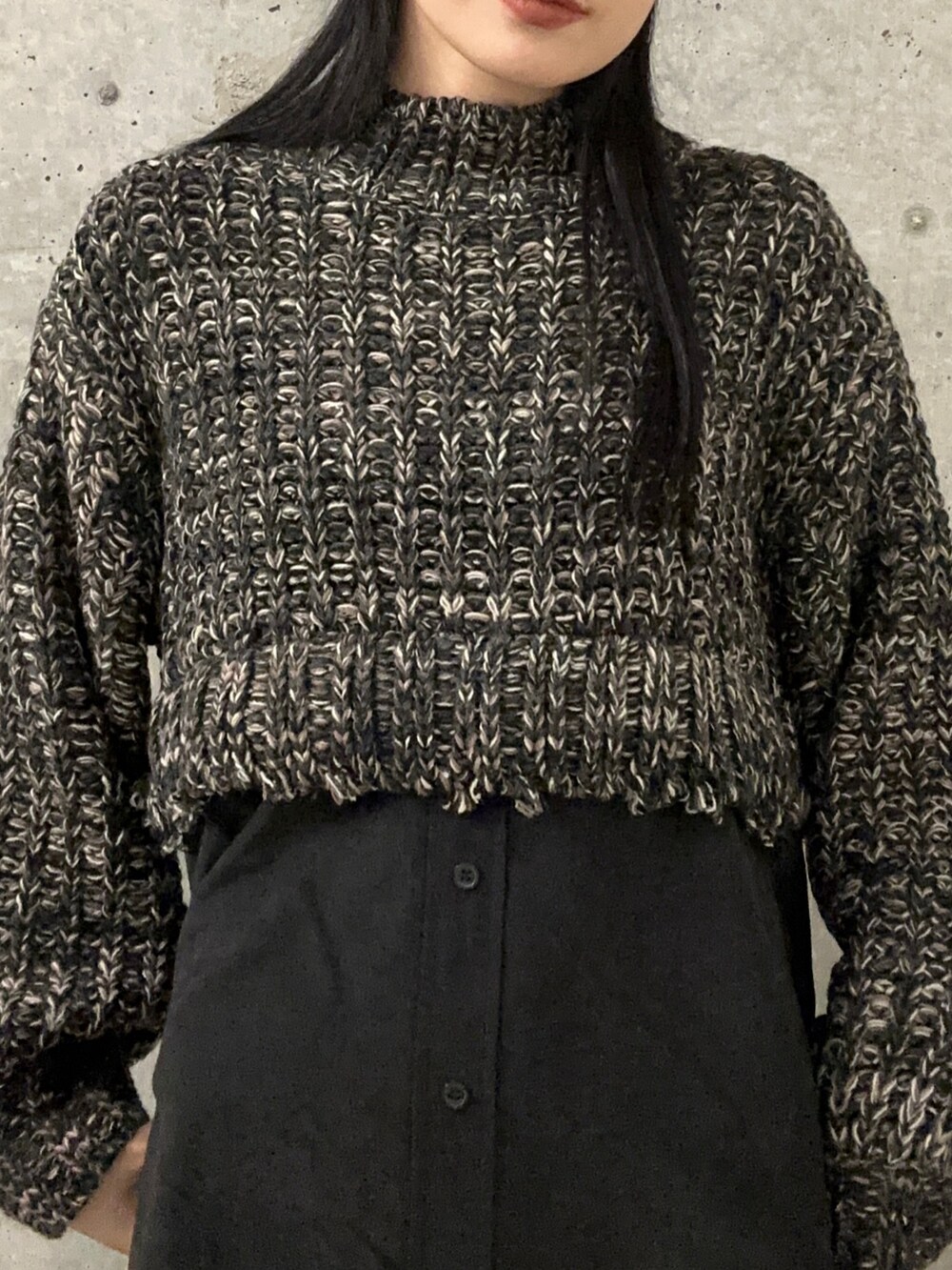 ブラック系のワンピース、ブラック系のブーツを着用したレディースの秋コーディネートの5枚目の写真