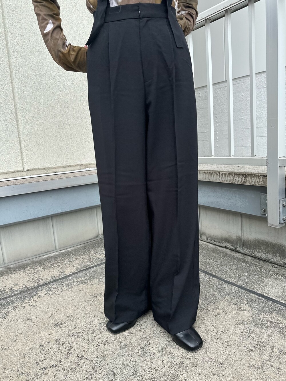 ブラック系のつなぎ/オールインワン、ブラウン系のTシャツ/カットソー、ブラック系のブーツを着用したレディースの秋コーディネートの7枚目の写真