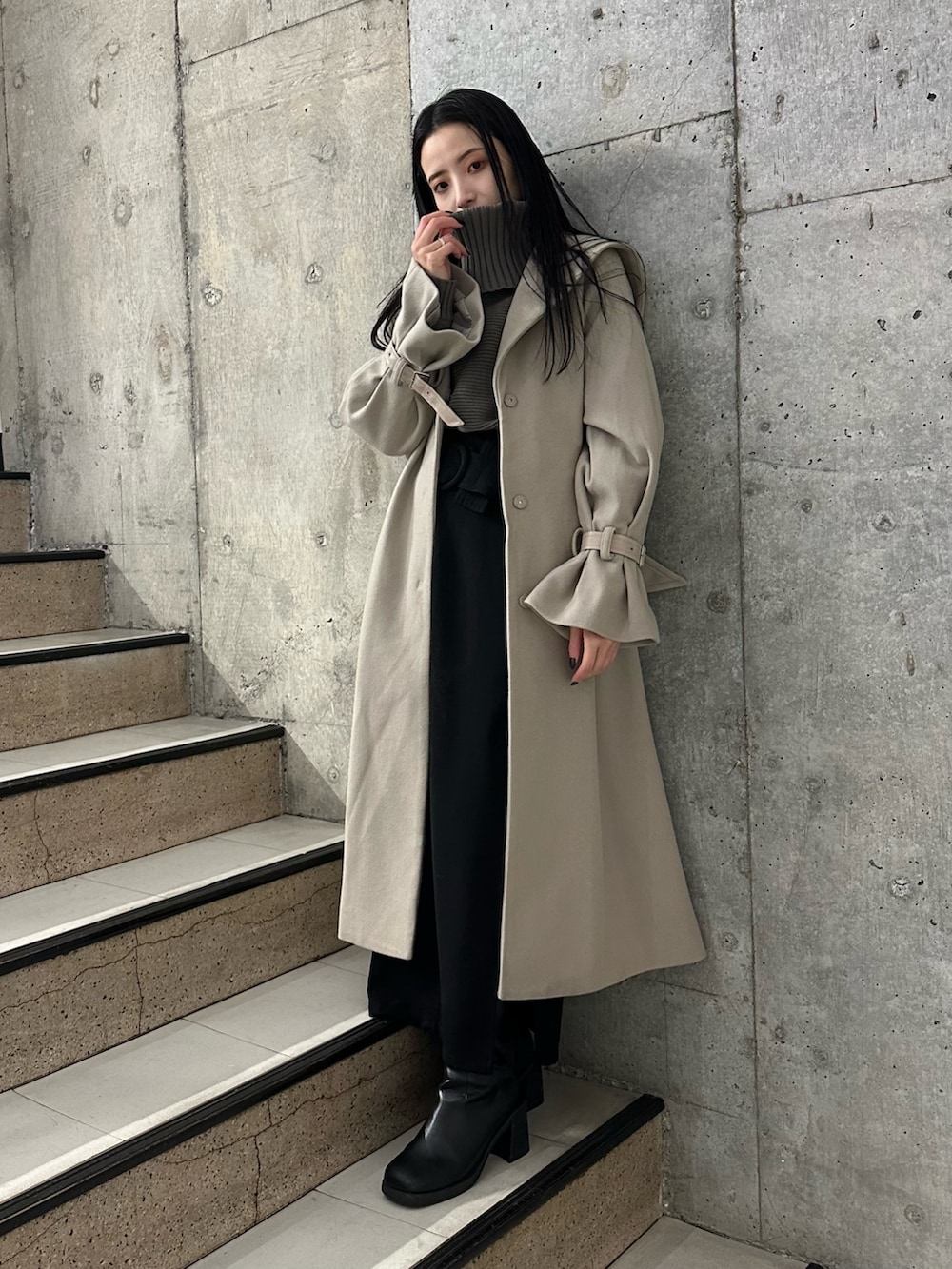 ホワイト系のその他アウター、ブラウン系のニット/セーター、ブラック系のスカートを着用したレディースの冬コーディネートの3枚目の写真