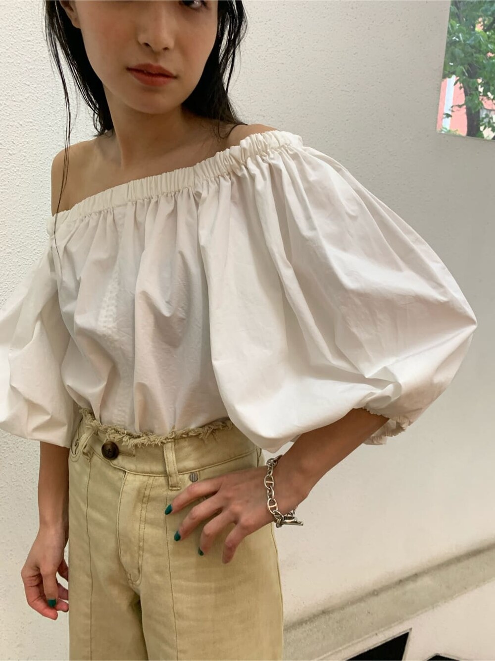 ホワイト系のシャツ/ブラウス、イエロー系のその他パンツ、ホワイト系のサンダルを着用したレディースの夏コーディネートの6枚目の写真