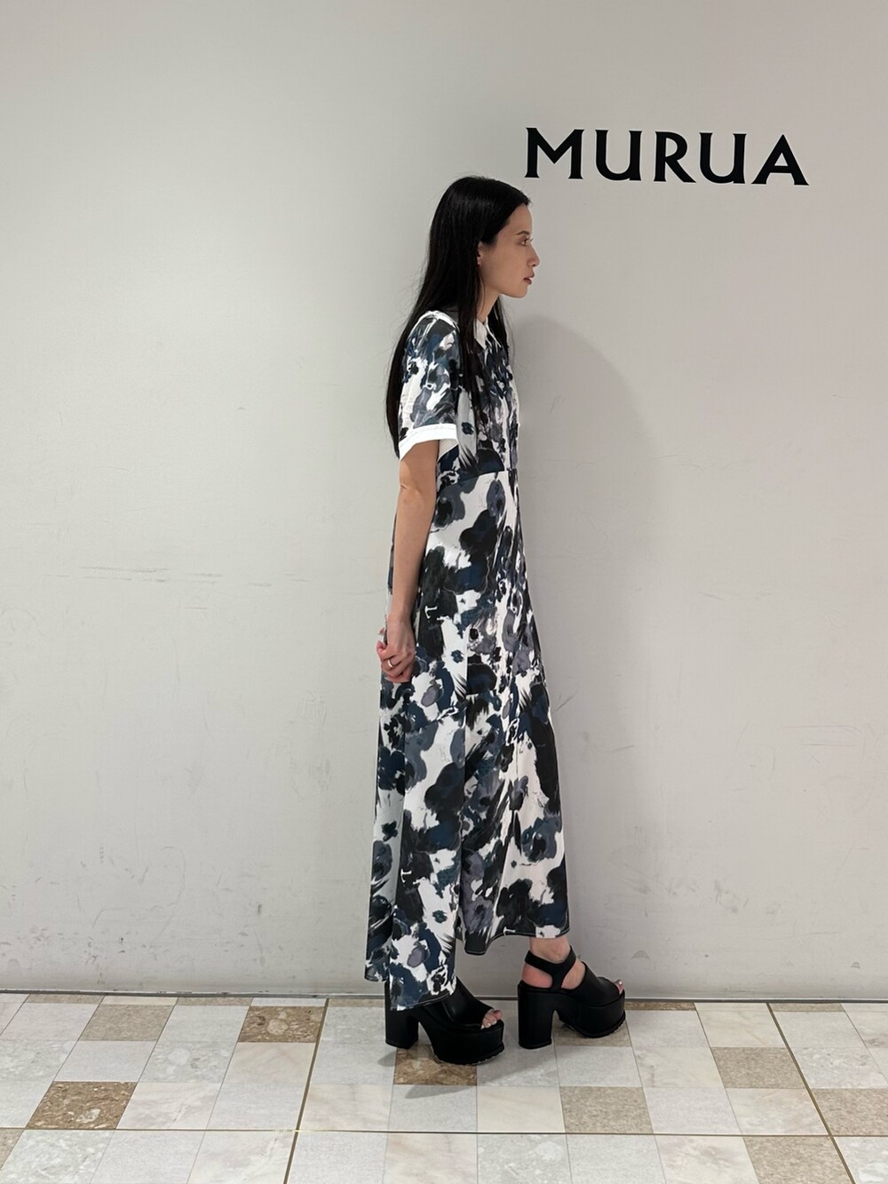 ホワイト系のワンピース、ブラック系のサンダルを着用したレディースの夏コーディネートの2枚目の写真