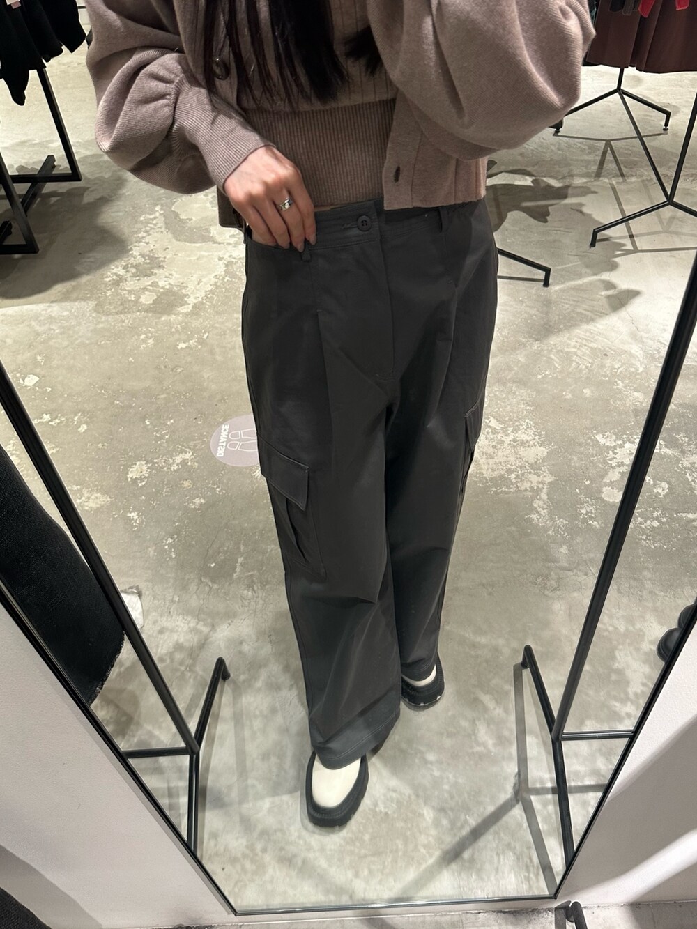 「ムルーア、MURUA、ムルーアコーデ、春先取り、春先コーデ、カーディガン、カーゴパンツ、トレンド、パンツコーデ、カジュアル、きれいめ、きれいめカジュアル、20代コーデ、20代後半、156センチコーデ」｜「MURUAのサイドカットカーゴパンツ（カーゴパンツ、グレー系）」を使った、飯村 美沙さん（レディース・156cm）の冬コーディネートの6枚目の写真