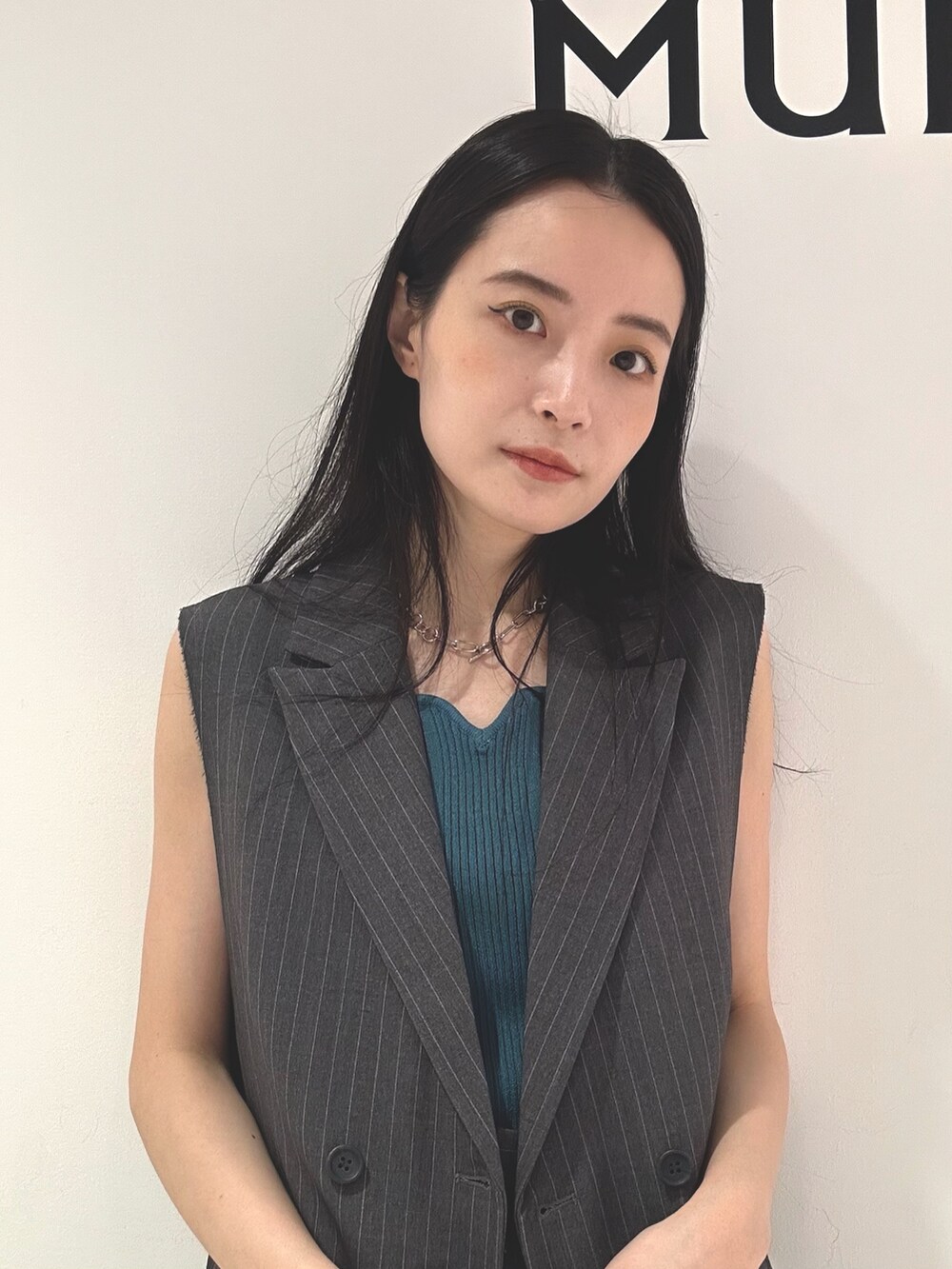 グレー系のその他パンツ、グレー系のベスト、ブルー系のタンクトップを着用したレディースの夏コーディネートの5枚目の写真