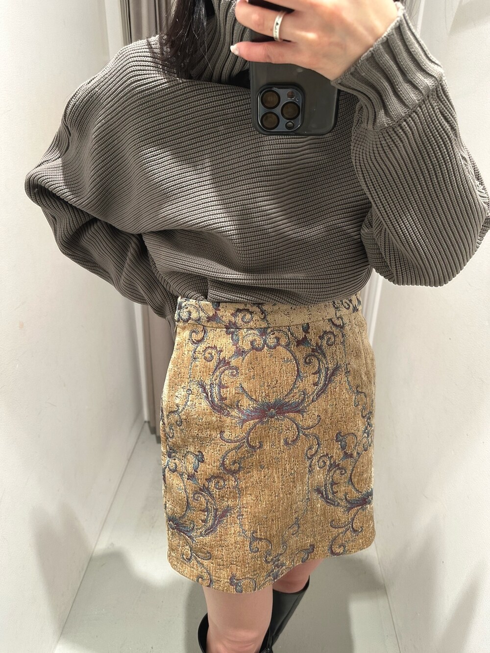 ベージュ系のニット/セーター、ブラウン系のスカートを着用したレディースの冬コーディネートの4枚目の写真