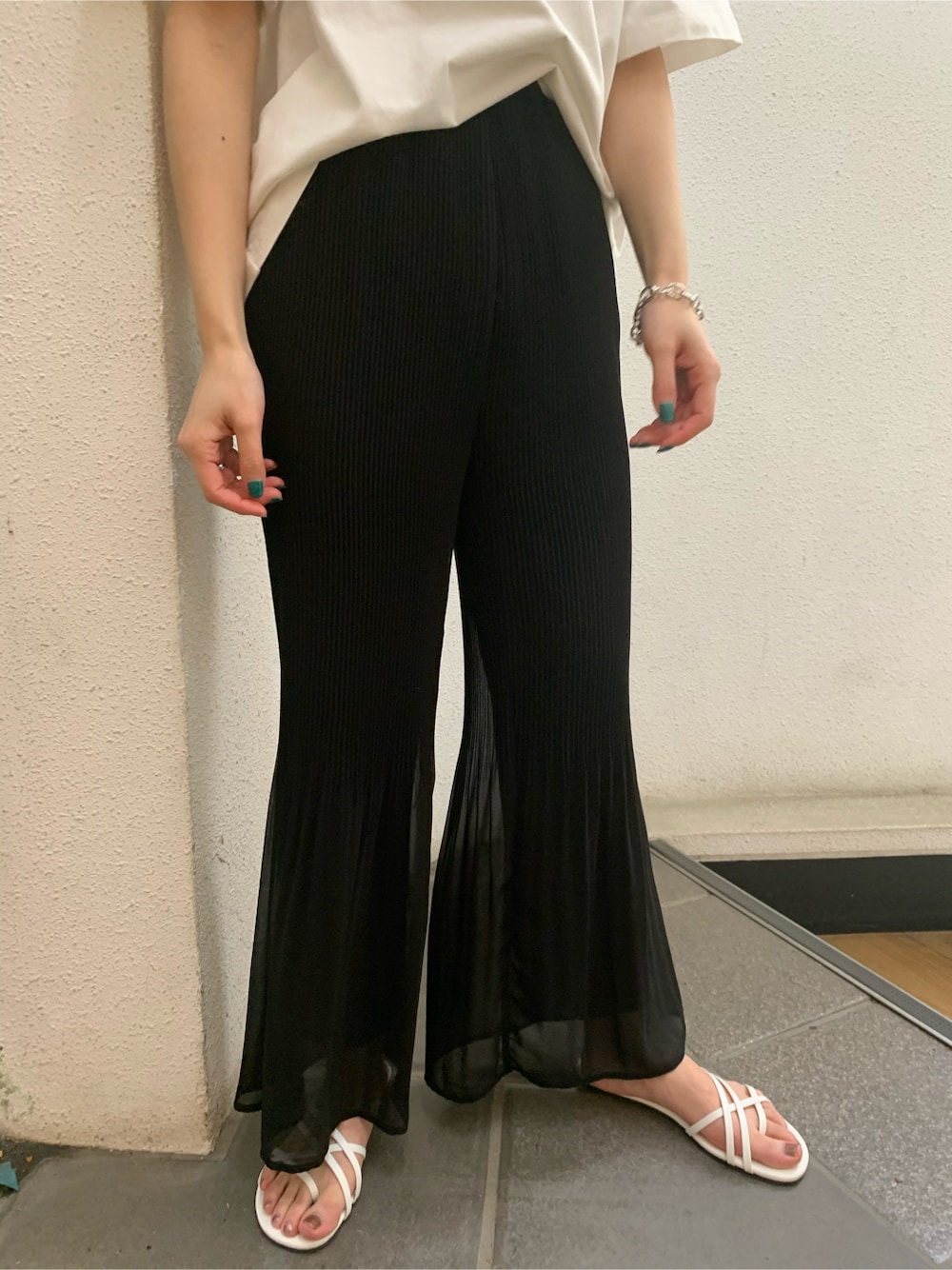 ホワイト系のサンダル、ブラック系のその他パンツ、ホワイト系のTシャツ/カットソーを着用したレディースの春コーディネートの5枚目の写真