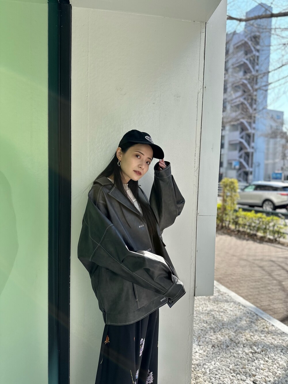 グレー系のブルゾン、ブラック系のスカート、ブラック系のブーツを着用したレディースの冬コーディネートの7枚目の写真