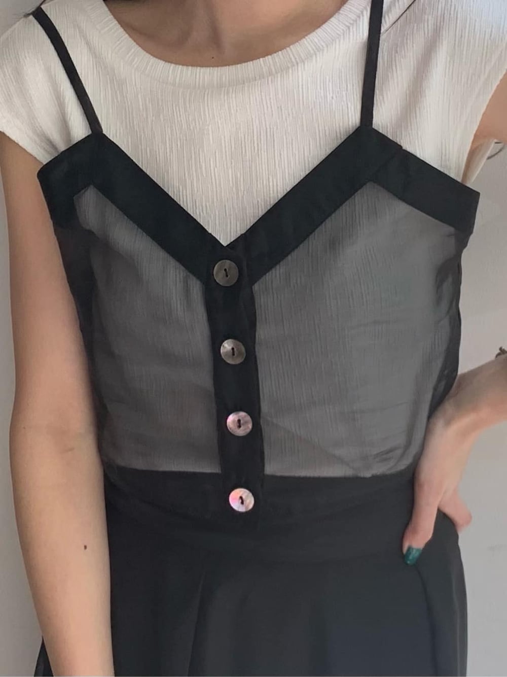 ホワイト系のサンダル、ブラック系のスカート、ブラック系のTシャツ/カットソーを着用したレディースの夏コーディネートの6枚目の写真