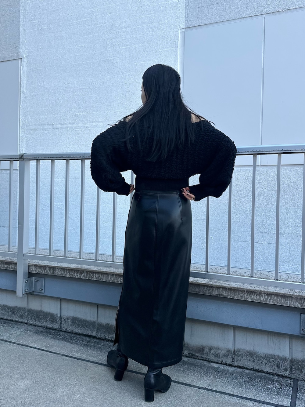 ブラック系のニット/セーター、ブラック系のスカートを着用したレディースの秋コーディネートの3枚目の写真