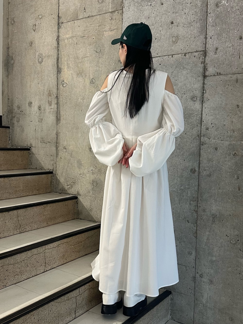 「MURUA、murua、ムルーア、春先、春先コーデ、春コーデ、ワンピース、デザインワンピース、白ワンピース、156センチコーデ、20代後半、きれいめ、きれいめファッション、大人コーデ、キレイめ」｜「MURUAのリムーブスリーブワンピース【2WAY】（ワンピース、ホワイト系）」を使った、飯村 美沙さん（レディース・156cm）の冬コーディネートの3枚目の写真