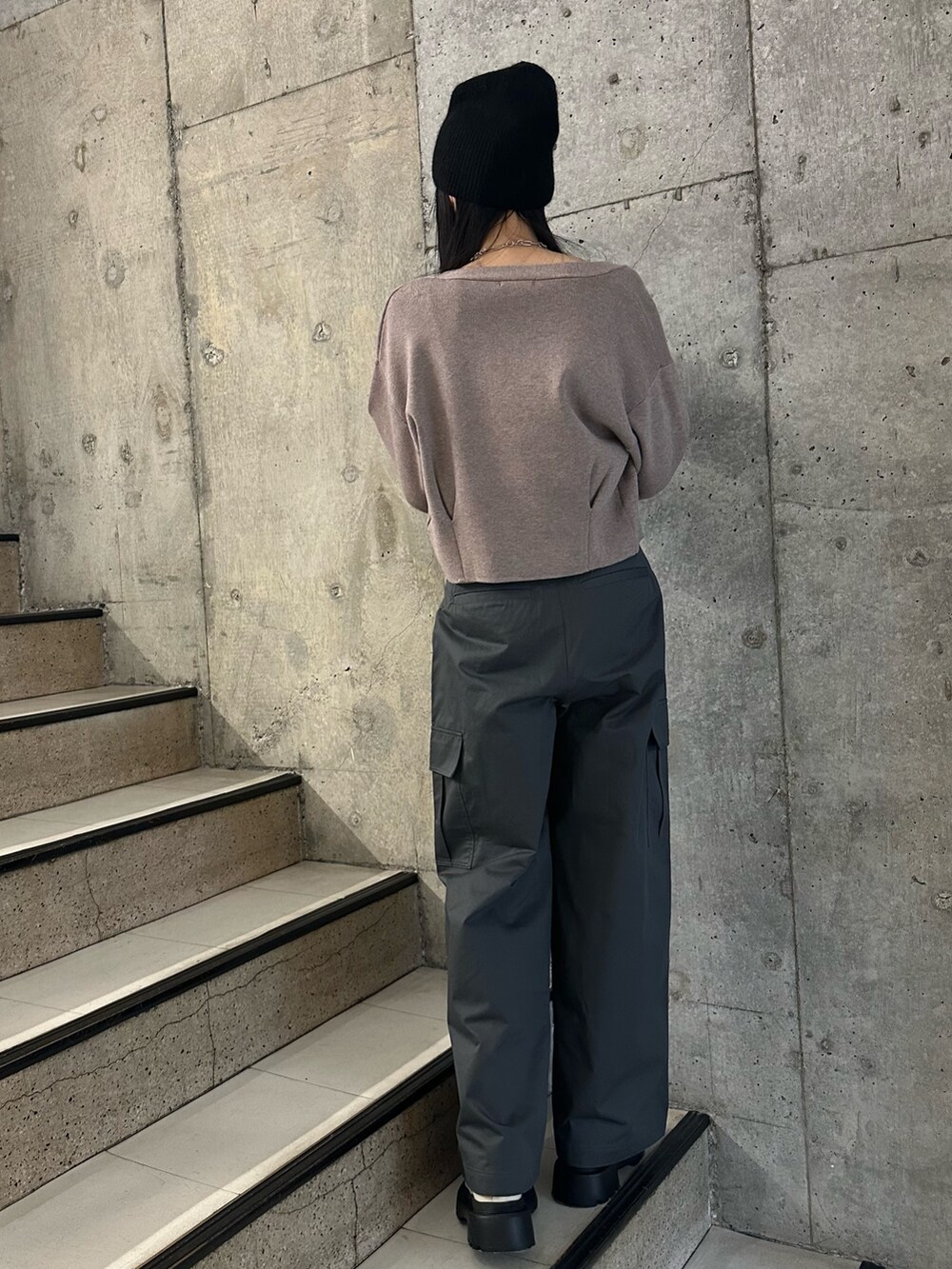 「ムルーア、MURUA、ムルーアコーデ、春先取り、春先コーデ、カーディガン、カーゴパンツ、トレンド、パンツコーデ、カジュアル、きれいめ、きれいめカジュアル、20代コーデ、20代後半、156センチコーデ」｜「MURUAのサイドカットカーゴパンツ（カーゴパンツ、グレー系）」を使った、飯村 美沙さん（レディース・156cm）の冬コーディネートの4枚目の写真