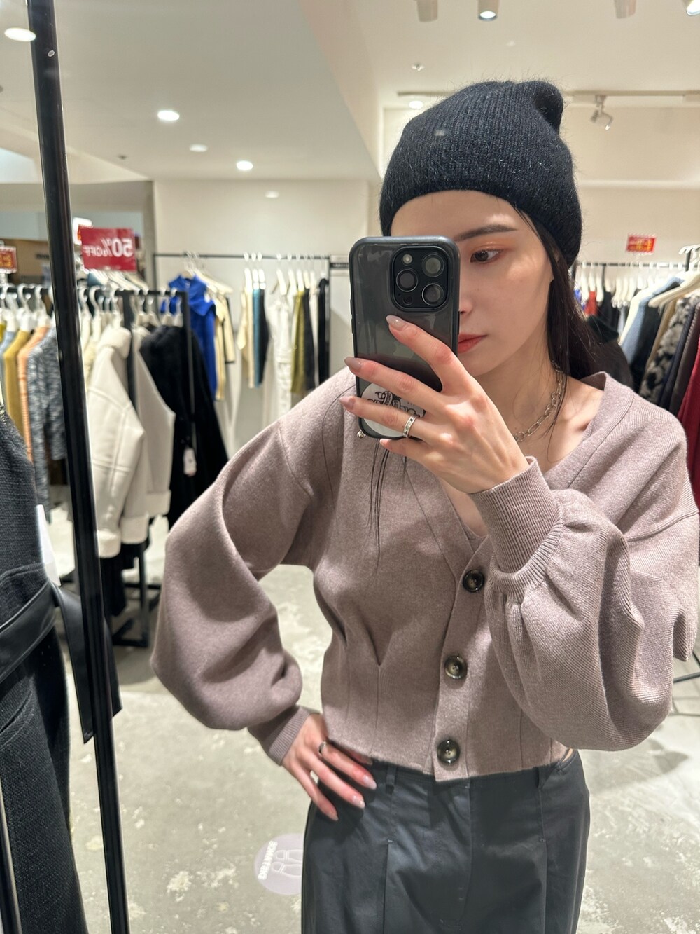 「ムルーア、MURUA、ムルーアコーデ、春先取り、春先コーデ、カーディガン、カーゴパンツ、トレンド、パンツコーデ、カジュアル、きれいめ、きれいめカジュアル、20代コーデ、20代後半、156センチコーデ」｜「MURUAのサイドカットカーゴパンツ（カーゴパンツ、グレー系）」を使った、飯村 美沙さん（レディース・156cm）の冬コーディネートの8枚目の写真