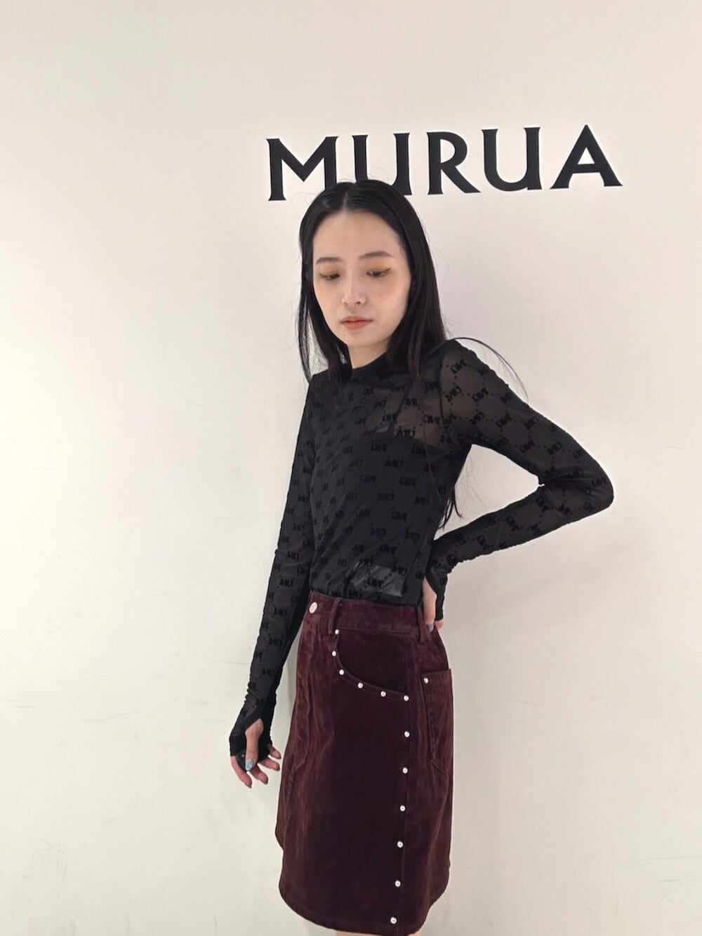 レッド系のスカート、レッド系のデニムジャケット、ブラック系のブーツを着用したレディースの夏コーディネートの5枚目の写真