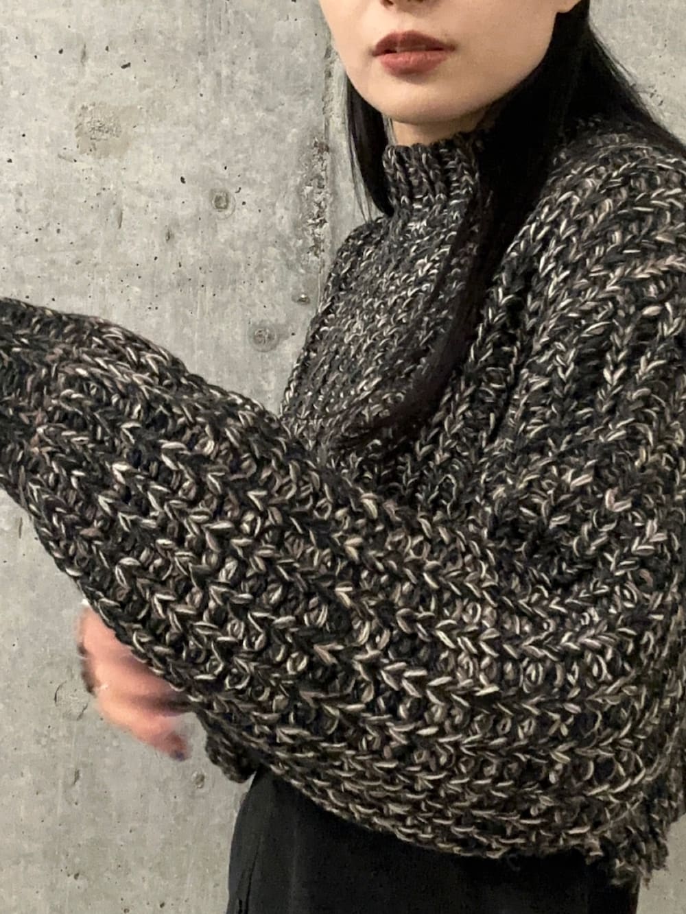 ブラック系のワンピース、ブラック系のブーツを着用したレディースの秋コーディネートの6枚目の写真