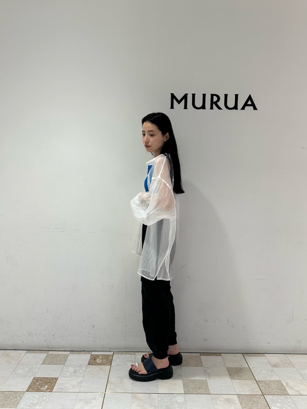 ブルー系のタンクトップ、ホワイト系のシャツ/ブラウス、ブラック系のスウェットパンツを着用したレディースの夏コーディネートの3枚目の写真