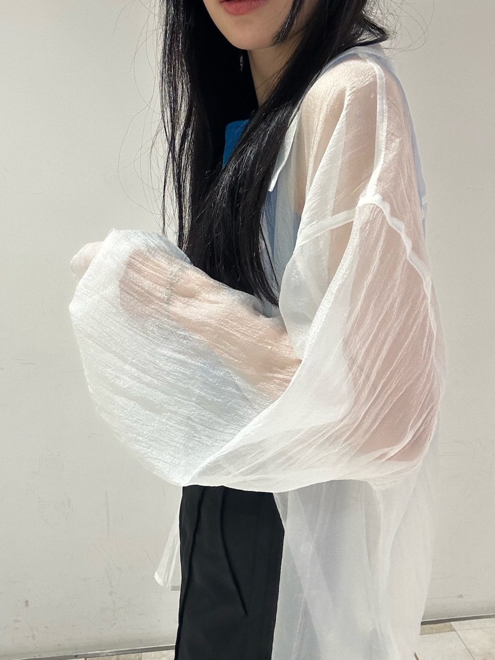 ブルー系のタンクトップ、ホワイト系のシャツ/ブラウス、ブラック系のスウェットパンツを着用したレディースの夏コーディネートの6枚目の写真