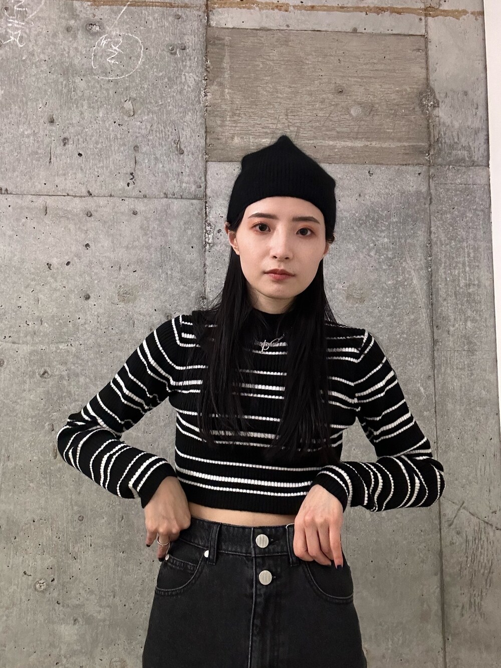 ブラック系のムートンコート、その他のニット/セーター、ブラック系のデニムパンツを着用したレディースの秋コーディネートの7枚目の写真