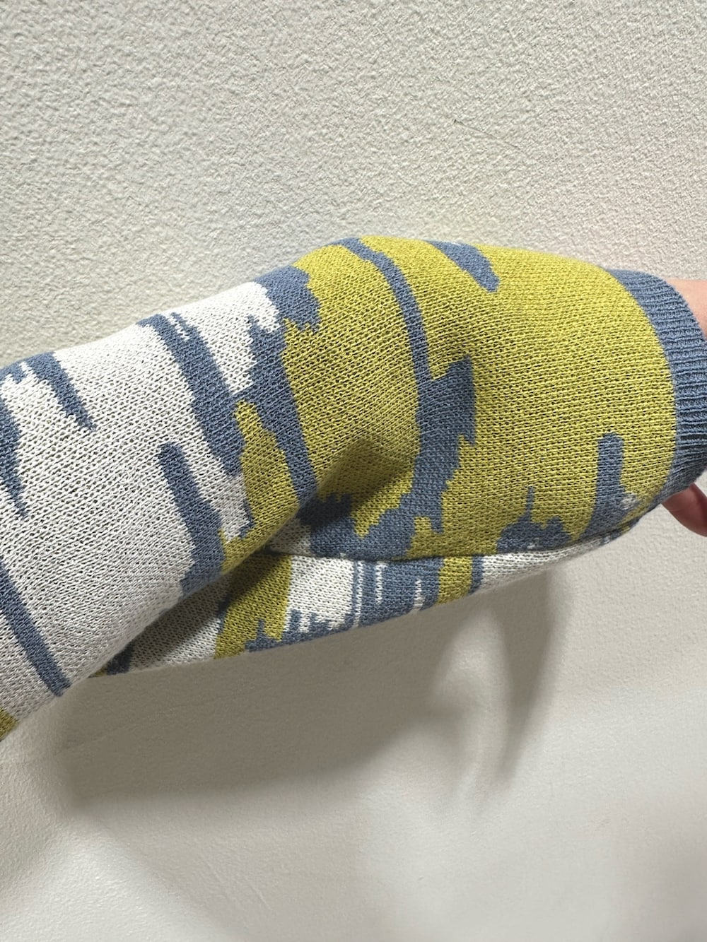 イエロー系のカーディガン/ボレロ、ブラック系のデニムパンツ、ホワイト系のローファーを着用したレディースの冬コーディネートの6枚目の写真