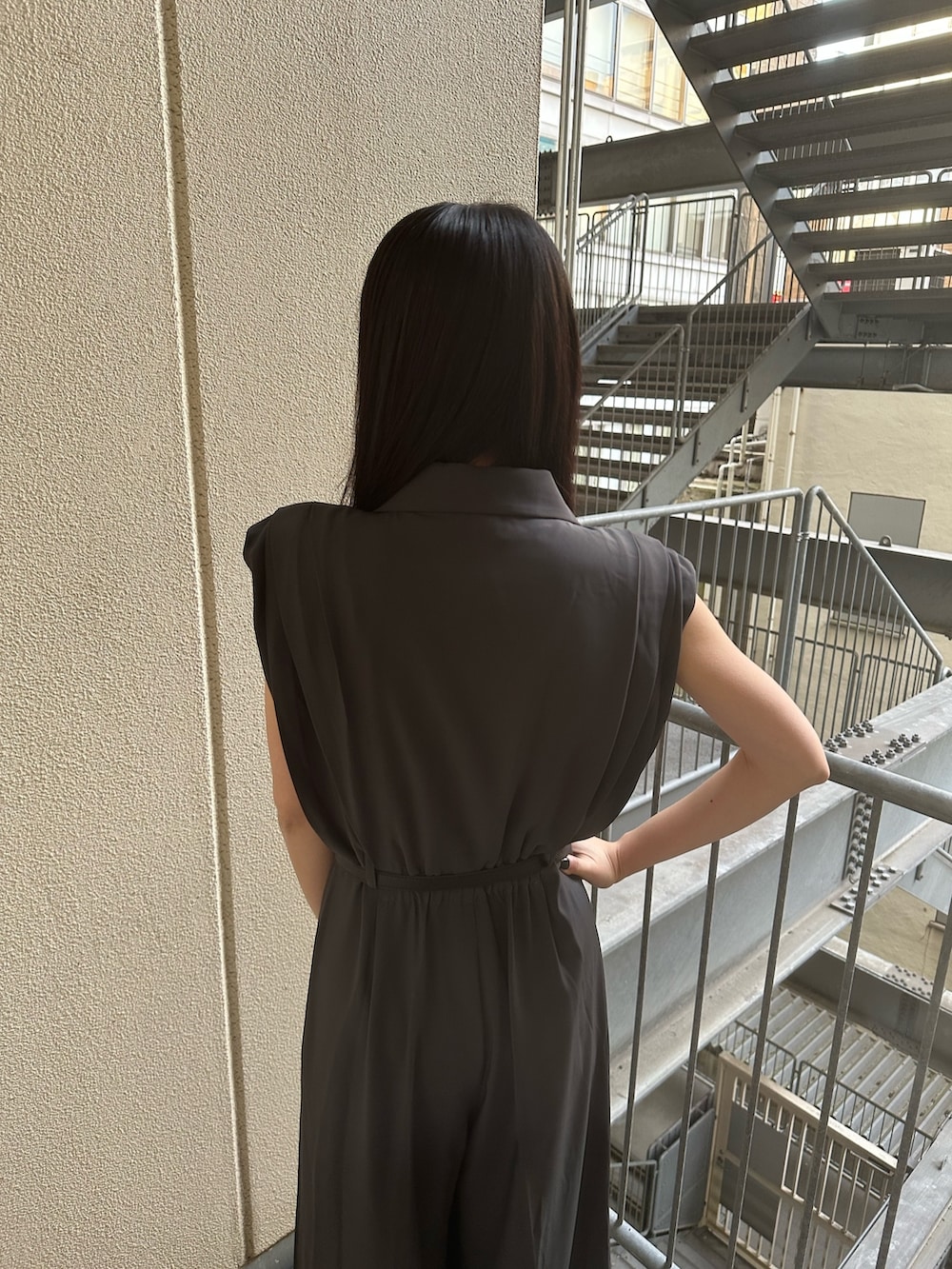 グレー系のワンピース、ホワイト系のサンダルを着用したレディースの春コーディネートの6枚目の写真