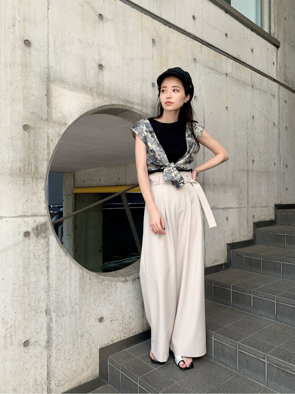 ブラック系のタンクトップ、ブラック系のサンダル、ホワイト系のその他パンツを着用したレディースの春コーディネートの2枚目の写真