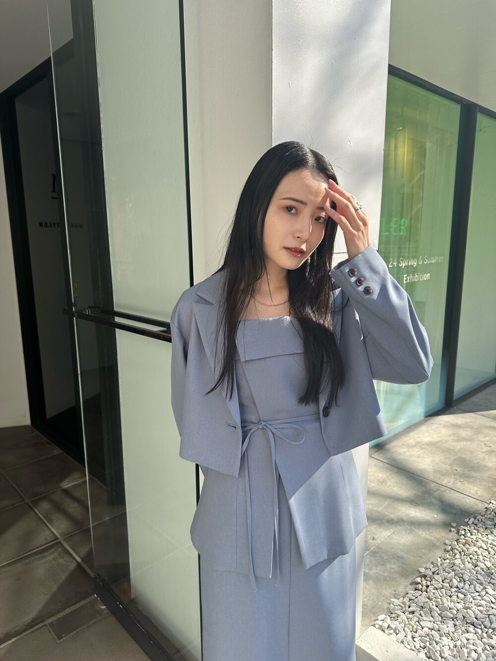 ブルー系のスカート、ブルー系のシャツ/ブラウス、ブルー系のテーラードジャケットを着用したレディースの冬コーディネートの4枚目の写真